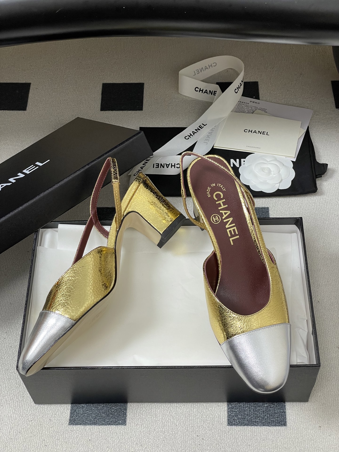 Chanel 26s早春最新配色 Chanel小香 万年 款绝美金色银色后空Sling-back凉鞋平底/粗跟