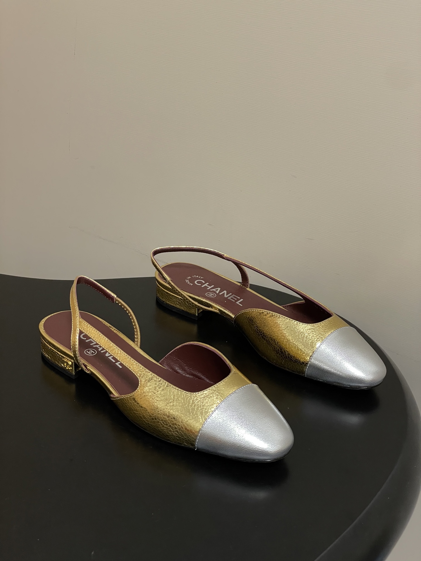 NO:760630,-Top quality 26s latest early spring color Chanel Xiaoxiang Ten thousand years classic style beautiful golden silver back empty Sling-back sandals flat bottom / thick heel Sling-back came out in 1957, and then the two-tone design became a Chanel classic! Very suitable for spring and summer  The two-color design is simple and exquisite, with a square toe and generous temperament. It visually lengthens the leg line. The color of the toe creates a sense of color difference. The back lace design is simple and elegant. It is a classic model that can be worn for hundreds of years. It is worth buying!! Customized metallic sheepskin for the upper, imported sheepskin for the lining, heel height 2cm/6.5cm/9.5cm, Italian grade A leather outsole  Size 35-39 (34.40.41.42 customized, non-refundable), ballet shoes, chanel, sandals, sheepskin, Leather soles19860909-顶级品质 26s早春最新配色 Chanel小香 万年经典款绝美金色银色后空Sling-back凉鞋平底/粗跟 Sling-back于1957年问世,之后two-tone设计成为chanel经典之作! 跟春夏的适配度很高 双色设计简约精美,方头大方气质,从视觉上拉长腿部线条,鞋头颜色产生了色差感,后系带设计简洁优雅,一双能穿百年的经典款,值得一入!! 鞋面定制金属色羊皮 内里垫脚进口羊皮 跟高2cm/6.5cm/9.5cm 鞋底意大利A级真皮大底 码数35-39（34.40.41.42定做不退换）,芭蕾舞鞋单鞋,chanel,sandals,sheepskin,Leather soles,Women's Shoes