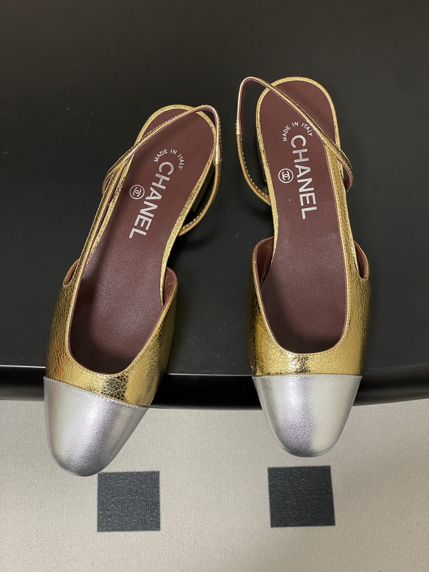 Chanel 26s早春最新配色 Chanel小香 万年 款绝美金色银色后空Sling-back凉鞋平底/粗跟