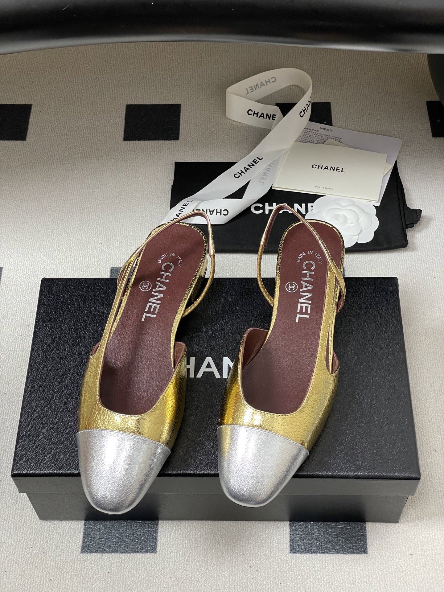 Chanel 26s早春最新配色 Chanel小香 万年 款绝美金色银色后空Sling-back凉鞋平底/粗跟
