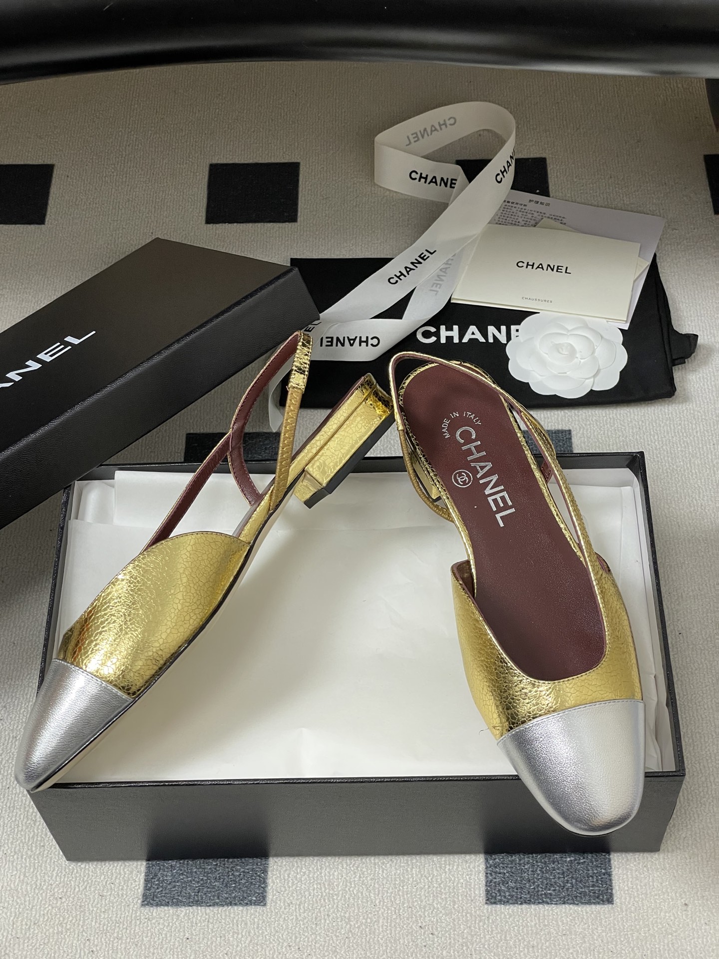 Chanel 26s早春最新配色 Chanel小香 万年 款绝美金色银色后空Sling-back凉鞋平底/粗跟