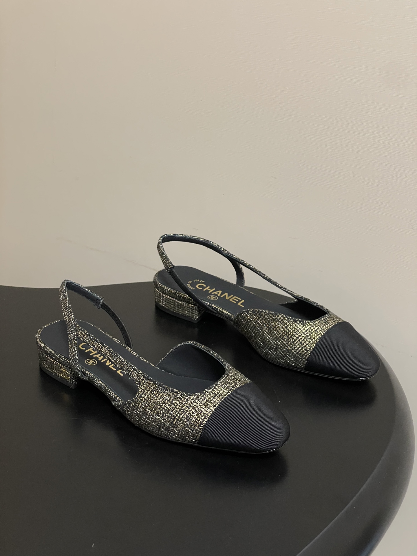 NO:760692,-Top quality 26s latest early spring color Chanel Xiaoxiang Ten thousand years classic style beautiful cloth fabric back empty Sling-back sandals flat sole / thick heel Sling-back came out in 1957, and then the two-tone design became a Chanel classic! Very suitable for spring and summer  The two-color design is simple and exquisite, with a square toe and generous temperament. It visually lengthens the leg line. The color of the toe creates a sense of color difference. The back lace design is simple and elegant. It is a classic model that can be worn for hundreds of years. It is worth buying!! Customized woolen cloth/sheepskin for the upper, imported sheepskin for the lining, heel height 2cm/6.5cm/9.5cm, Italian grade A leather outsole  Size 35-39 (34.40.41.42 customized, non-refundable), ballet shoes, chanel, sandals, sheepskin, Leather soles19860909-顶级品质 26s早春最新配色 Chanel小香 万年经典款绝美呢布面后空Sling-back凉鞋平底/粗跟 Sling-back于1957年问世,之后two-tone设计成为chanel经典之作!跟春夏的适配度很高 双色设计简约精美,方头大方气质,从视觉上拉长腿部线条,鞋头颜色产生了色差感,后系带设计简洁优雅,一双能穿百年的经典款,值得一入!! 鞋面定制呢布/羊皮 内里垫脚进口羊皮 跟高2cm/6.5cm/9.5cm 鞋底意大利A级真皮大底 码数35-39（34.40.41.42定做不退换）,芭蕾舞鞋单鞋,chanel,sandals,sheepskin,Leather soles,Women's Shoes