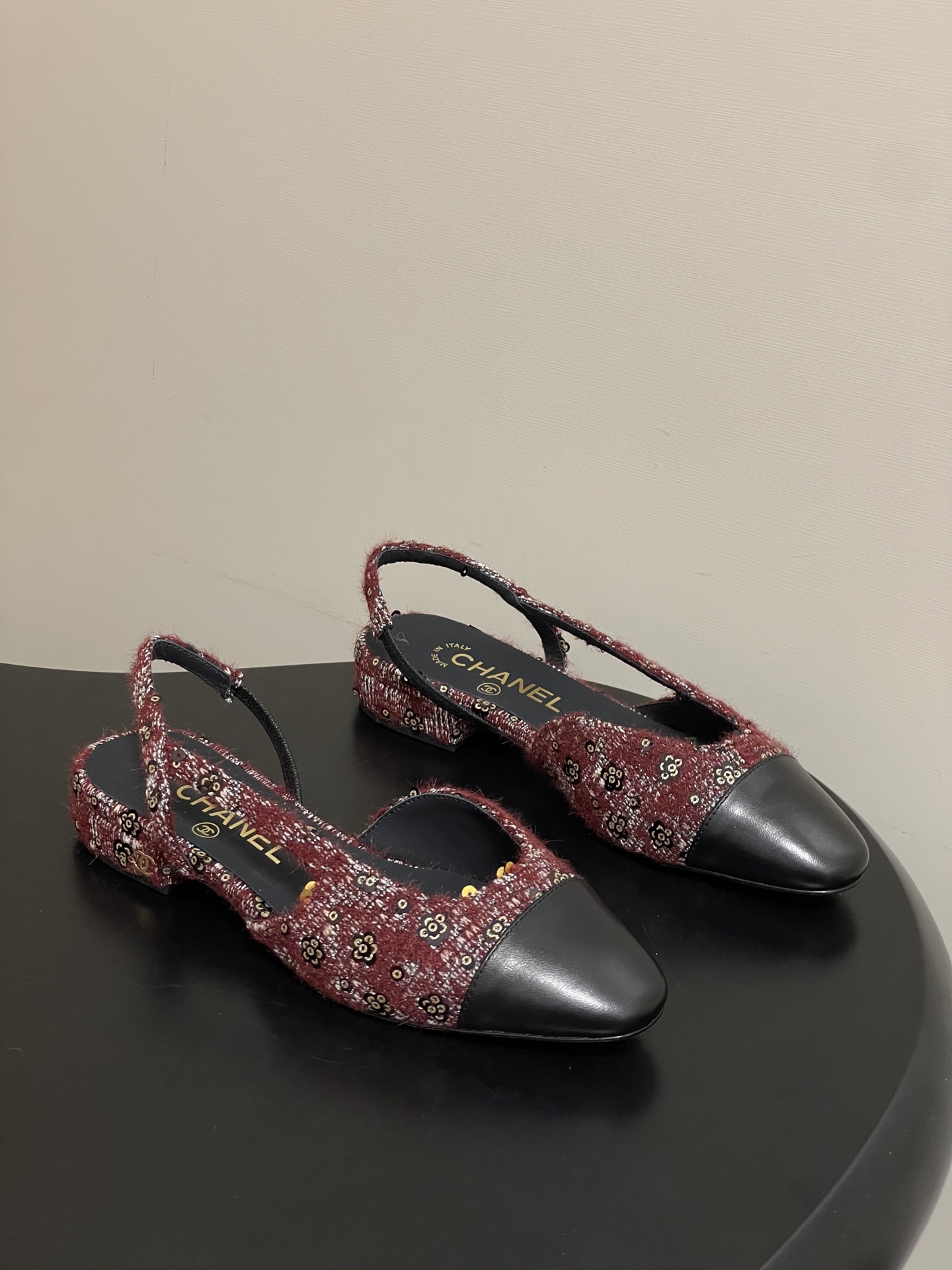 NO:760680,-Top quality 26s latest early spring color Chanel Xiaoxiang Ten thousand years classic style beautiful cloth fabric back empty Sling-back sandals flat sole / thick heel Sling-back came out in 1957, and then the two-tone design became a Chanel classic! Very suitable for spring and summer  The two-color design is simple and exquisite, with a square toe and generous temperament. It visually lengthens the leg line. The color of the toe creates a sense of color difference. The back lace design is simple and elegant. It is a classic model that can be worn for hundreds of years. It is worth buying!! Customized woolen cloth/sheepskin for the upper, imported sheepskin for the lining, heel height 2cm/6.5cm/9.5cm, Italian grade A leather outsole  Size 35-39 (34.40.41.42 customized, non-refundable), ballet shoes, chanel, sandals, sheepskin, Leather soles19860909-顶级品质 26s早春最新配色 Chanel小香 万年经典款绝美呢布面后空Sling-back凉鞋平底/粗跟 Sling-back于1957年问世,之后two-tone设计成为chanel经典之作!跟春夏的适配度很高 双色设计简约精美,方头大方气质,从视觉上拉长腿部线条,鞋头颜色产生了色差感,后系带设计简洁优雅,一双能穿百年的经典款,值得一入!! 鞋面定制呢布/羊皮 内里垫脚进口羊皮 跟高2cm/6.5cm/9.5cm 鞋底意大利A级真皮大底 码数35-39（34.40.41.42定做不退换）,芭蕾舞鞋单鞋,chanel,sandals,sheepskin,Leather soles,Women's Shoes