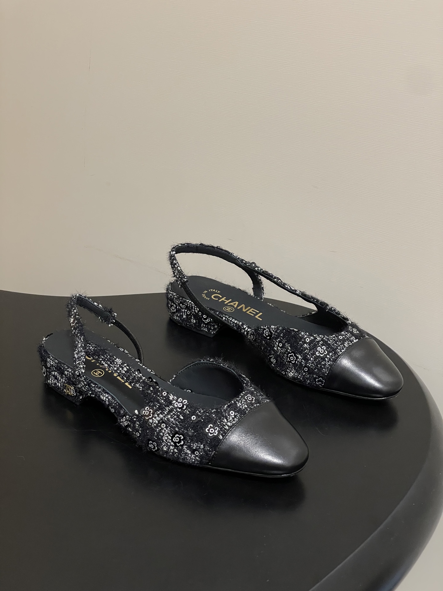 NO:760662,-Top quality 26s latest early spring color Chanel Xiaoxiang Ten thousand years classic style beautiful cloth fabric back empty Sling-back sandals flat sole / thick heel Sling-back came out in 1957, and then the two-tone design became a Chanel classic! Very suitable for spring and summer  The two-color design is simple and exquisite, with a square toe and generous temperament. It visually lengthens the leg line. The color of the toe creates a sense of color difference. The back lace design is simple and elegant. It is a classic model that can be worn for hundreds of years. It is worth buying!! Customized woolen cloth/sheepskin for the upper, imported sheepskin for the lining, heel height 2cm/6.5cm/9.5cm, Italian grade A leather outsole  Size 35-39 (34.40.41.42 customized, non-refundable), ballet shoes, chanel, sandals, sheepskin, Leather soles19860909-顶级品质 26s早春最新配色 Chanel小香 万年经典款绝美呢布面后空Sling-back凉鞋平底/粗跟 Sling-back于1957年问世,之后two-tone设计成为chanel经典之作!跟春夏的适配度很高 双色设计简约精美,方头大方气质,从视觉上拉长腿部线条,鞋头颜色产生了色差感,后系带设计简洁优雅,一双能穿百年的经典款,值得一入!! 鞋面定制呢布/羊皮 内里垫脚进口羊皮 跟高2cm/6.5cm/9.5cm 鞋底意大利A级真皮大底 码数35-39（34.40.41.42定做不退换）,芭蕾舞鞋单鞋,chanel,sandals,sheepskin,Leather soles,Women's Shoes