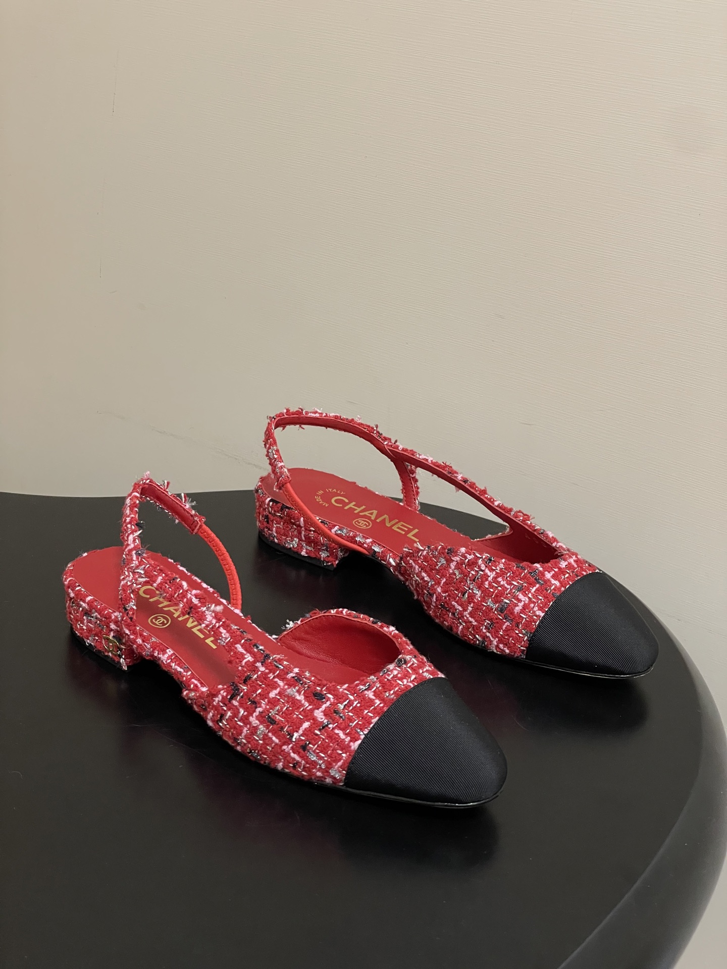 NO:760691,-Top quality 26s latest early spring color Chanel Xiaoxiang Ten thousand years classic style beautiful cloth fabric back empty Sling-back sandals flat sole / thick heel Sling-back came out in 1957, and then the two-tone design became a Chanel classic! Very suitable for spring and summer  The two-color design is simple and exquisite, with a square toe and generous temperament, which visually lengthens the leg line. The color of the toe creates a sense of color difference. The back lace design is simple and elegant. It is a classic model that can be worn for hundreds of years. It is worth buying!! Customized woolen cloth/sheepskin for the upper, imported sheepskin for the lining, 2cm/6.5cm heel height, Italian A-grade genuine leather outsole  Size 35-39 (34.40.41.42 customized, non-refundable), ballet shoes, chanel, sandals, sheepskin, Leather soles19860909-顶级品质 26s早春最新配色 Chanel小香 万年经典款绝美呢布面后空Sling-back凉鞋平底/粗跟 Sling-back于1957年问世,之后two-tone设计成为chanel经典之作!跟春夏的适配度很高 双色设计简约精美,方头大方气质,从视觉上拉长腿部线条,鞋头颜色产生了色差感,后系带设计简洁优雅,一双能穿百年的经典款,值得一入!! 鞋面定制呢布/羊皮 内里垫脚进口羊皮 跟高2cm/6.5cm 鞋底意大利A级真皮大底 码数35-39（34.40.41.42定做不退换）,芭蕾舞鞋单鞋,chanel,sandals,sheepskin,Leather soles,Women's Shoes