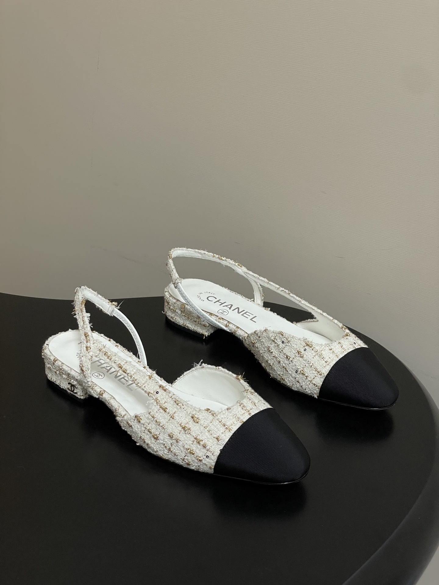 NO:760631,-Top quality 26s latest early spring color Chanel Xiaoxiang Ten thousand years classic style beautiful cloth fabric back empty Sling-back sandals flat sole / thick heel Sling-back came out in 1957, and then the two-tone design became a Chanel classic! Very suitable for spring and summer  The two-color design is simple and exquisite, with a square toe and generous temperament, which visually lengthens the leg line. The color of the toe creates a sense of color difference. The back lace design is simple and elegant. It is a classic model that can be worn for hundreds of years. It is worth buying!! Customized woolen cloth/sheepskin for the upper, imported sheepskin for the lining, 2cm/6.5cm heel height, Italian A-grade genuine leather outsole  Size 35-39 (34.40.41.42 customized, non-refundable), ballet shoes, chanel, sandals, sheepskin, Leather soles19860909-顶级品质 26s早春最新配色 Chanel小香 万年经典款绝美呢布面后空Sling-back凉鞋平底/粗跟 Sling-back于1957年问世,之后two-tone设计成为chanel经典之作!跟春夏的适配度很高 双色设计简约精美,方头大方气质,从视觉上拉长腿部线条,鞋头颜色产生了色差感,后系带设计简洁优雅,一双能穿百年的经典款,值得一入!! 鞋面定制呢布/羊皮 内里垫脚进口羊皮 跟高2cm/6.5cm 鞋底意大利A级真皮大底 码数35-39（34.40.41.42定做不退换）,芭蕾舞鞋单鞋,chanel,sandals,sheepskin,Leather soles,Women's Shoes