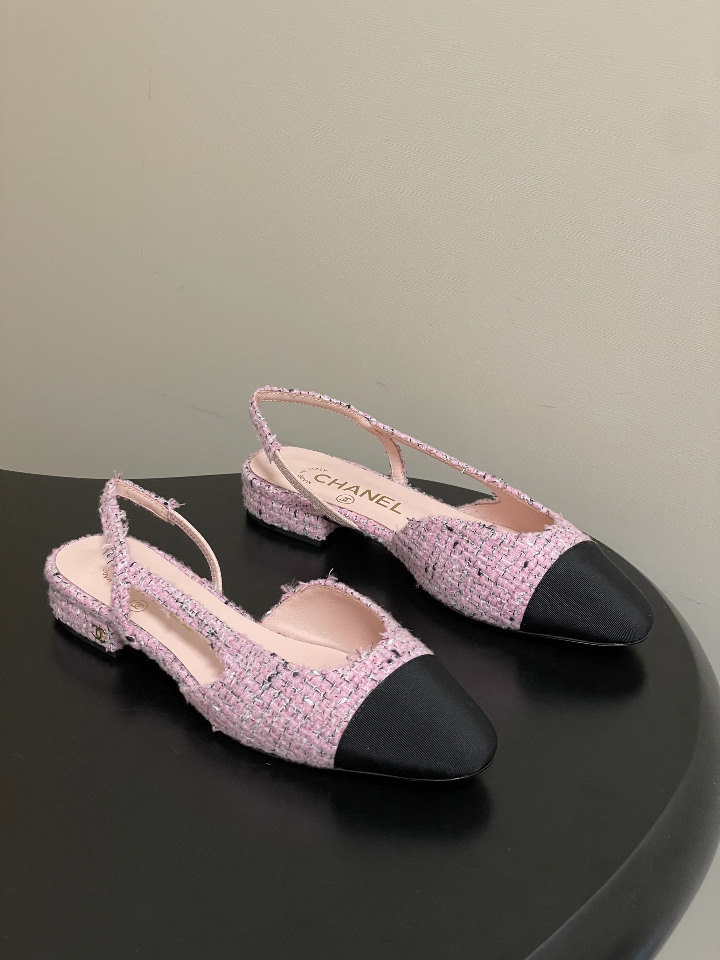 NO:760647,-Top quality 26s latest early spring color Chanel Xiaoxiang Ten thousand years classic style beautiful cloth fabric back empty Sling-back sandals flat sole / thick heel Sling-back came out in 1957, and then the two-tone design became a Chanel classic! Very suitable for spring and summer  The two-color design is simple and exquisite, with a square toe and generous temperament, which visually lengthens the leg line. The color of the toe creates a sense of color difference. The back lace design is simple and elegant. It is a classic model that can be worn for hundreds of years. It is worth buying!! Customized woolen cloth/sheepskin for the upper, imported sheepskin for the lining, 2cm/6.5cm heel height, Italian A-grade genuine leather outsole  Size 35-39 (34.40.41.42 customized, non-refundable), ballet shoes, chanel, sandals, sheepskin, Leather soles19860909-顶级品质 26s早春最新配色 Chanel小香 万年经典款绝美呢布面后空Sling-back凉鞋平底/粗跟 Sling-back于1957年问世,之后two-tone设计成为chanel经典之作!跟春夏的适配度很高 双色设计简约精美,方头大方气质,从视觉上拉长腿部线条,鞋头颜色产生了色差感,后系带设计简洁优雅,一双能穿百年的经典款,值得一入!! 鞋面定制呢布/羊皮 内里垫脚进口羊皮 跟高2cm/6.5cm 鞋底意大利A级真皮大底 码数35-39（34.40.41.42定做不退换）,芭蕾舞鞋单鞋,chanel,sandals,sheepskin,Leather soles,Women's Shoes