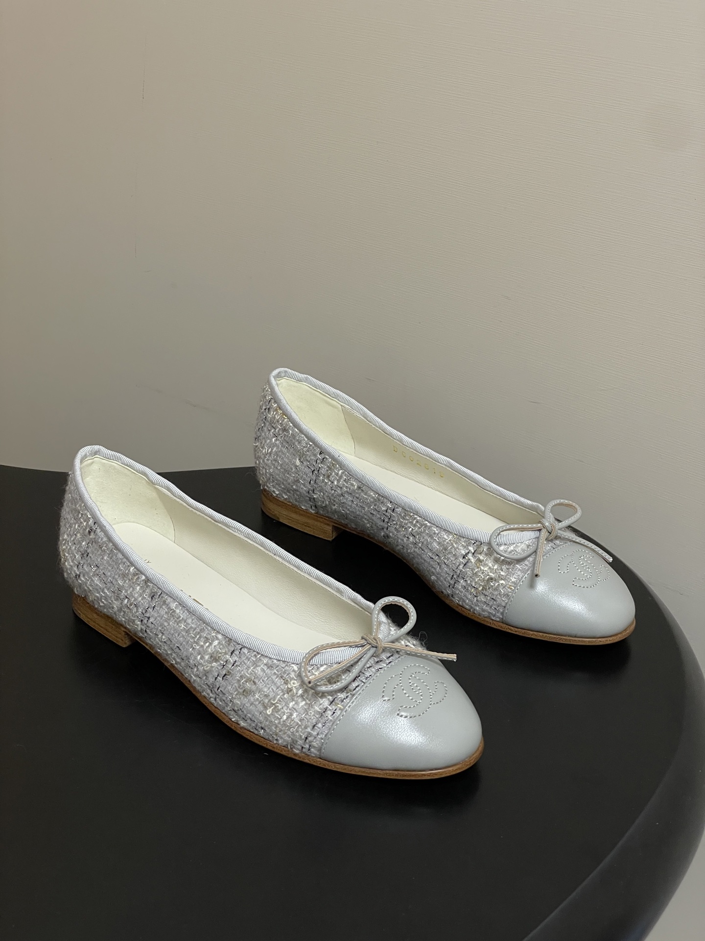 NO:760671,-Top quality 26Fw early spring latest color Chanel Xiaoxiang classic bow ballet shoes colorful cloth boat shoes flat shoes Believe me, these are a pair of ballet shoes that can take you to good places. Customized cloth for the upper, sheepskin for the lining, Italian A-grade genuine leather outsole for the sole, size 35-39 (34.40.41.42 custom-made, non-returnable), ballet shoes, chanel, sheepskin, Leather  soles19860909-顶级品质 26Fw早春最新配色 Chanel小香 万年经典款蝴蝶结芭蕾舞鞋彩色呢布面船鞋平底单鞋 相信我 这是一双能带你去到好地方的芭蕾舞鞋 鞋面定制呢布 内里垫脚羊皮 鞋底意大利 A 级真皮大底 码数35-39 正码（34.40.41.42定做不退换）,芭蕾舞鞋单鞋,chanel,sheepskin,Leather soles,Women's Shoes