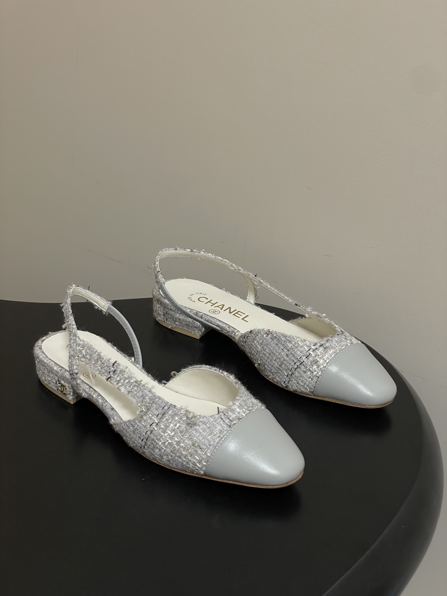 NO:760679,-Top quality 26s latest early spring color Chanel Xiaoxiang Ten thousand years classic style beautiful cloth fabric back empty Sling-back sandals flat sole / thick heel Sling-back came out in 1957, and then the two-tone design became a Chanel classic! Very suitable for spring and summer  The two-color design is simple and exquisite, with a square toe and generous temperament, which visually lengthens the leg line. The color of the toe creates a sense of color difference. The back lace design is simple and elegant. It is a classic model that can be worn for hundreds of years. It is worth buying!! Customized woolen cloth/sheepskin for the upper, imported sheepskin for the lining, 2cm/6.5cm heel height, Italian A-grade genuine leather outsole  Size 35-39 (34.40.41.42 customized, non-refundable), ballet shoes, chanel, sandals, sheepskin, Leather soles19860909-顶级品质 26s早春最新配色 Chanel小香 万年经典款绝美呢布面后空Sling-back凉鞋平底/粗跟 Sling-back于1957年问世,之后two-tone设计成为chanel经典之作!跟春夏的适配度很高 双色设计简约精美,方头大方气质,从视觉上拉长腿部线条,鞋头颜色产生了色差感,后系带设计简洁优雅,一双能穿百年的经典款,值得一入!! 鞋面定制呢布/羊皮 内里垫脚进口羊皮 跟高2cm/6.5cm 鞋底意大利A级真皮大底 码数35-39（34.40.41.42定做不退换）,芭蕾舞鞋单鞋,chanel,sandals,sheepskin,Leather soles,Women's Shoes