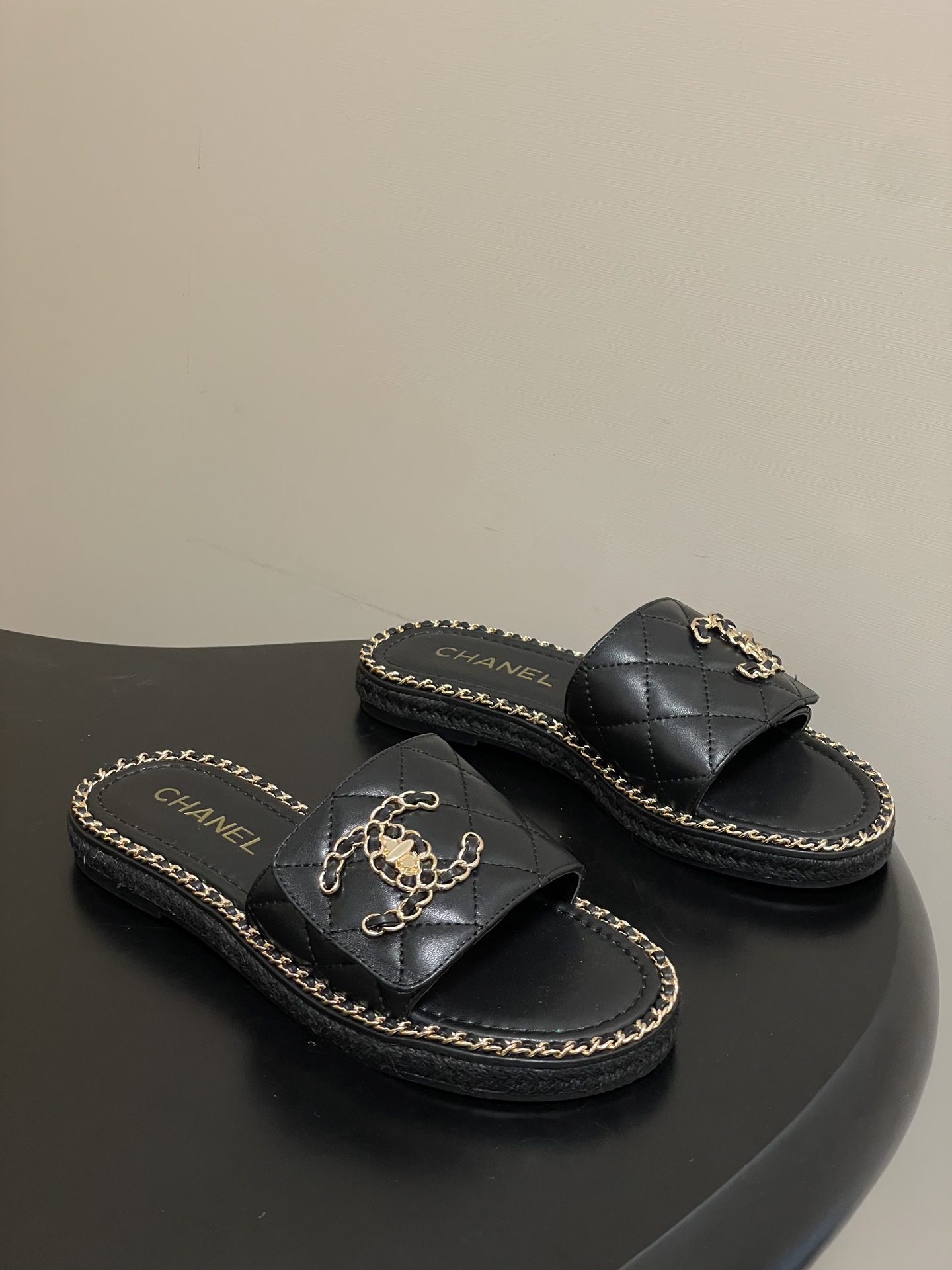 NO:722010,- 2026 spring and summer new model Chanel Xiaoxiang 26C classic double C buckle chain school bag buckle honey one-word slippers Velcro flat sandals, versatile sandals that you will not get tired of wearing, a super classic style that is casual and refined, with a stable temperament. This spring and summer is a beautiful extra point treasure!  It combines French elegance and early spring relaxation, and renews the lazy style with the classic logo. Three types of high-heeled shoes are accurately adapted to various scenes and meet all-dimensional fashion needs in spring. The thin strap design neatly outlines the lines of the instep, decorated with three-dimensional shining double C emblems. The brand recognition is engraved in the flow of light and shadow, low-key and low-key to release the texture of the luxury brand without being ostentatious. The flat model focuses on relaxation and casualness / the mid-heeled model combines elegance and comfort / the high-heeled model enhances the aura and style!  Sweet, cool and elegant, it’s amazing!  Sheepskin upper, sheepskin lining, hemp rope rubber outsole, size 35-39 (40.41 custom made, non-returnable), slippers, chanel, slippers, sheepskin19860909- 2026春夏新款Chanel小香26C 经典双C扣链条书包扣蜜儿一字拖鞋魔术贴平底凉拖鞋 穿不腻的百搭凉拖 超经典的一款 休闲中带着精致 气质拿捏稳妥 今年春夏绝美加分宝藏！ 凝萃法式奢雅与早春松弛感,以经典标识焕新慵懒格调.三种跟高精准适配多元场景,承包春日全维度时髦需求.细带设计利落勾勒脚背线条,缀以立体闪耀双C徽饰,光影流转间烙刻品牌辨识度,低调释放奢牌质感不张扬. 平底款主打松弛随性/中跟款兼顾优雅与舒适/高跟款拔高气场格调！可甜可酷可优雅 太绝了！ 鞋面羊皮 内里垫脚羊皮 鞋底麻绳橡胶大底 码数35-39（40.41定做不退换）,拖鞋,chanel,slippers,sheepskin,Women's Shoes