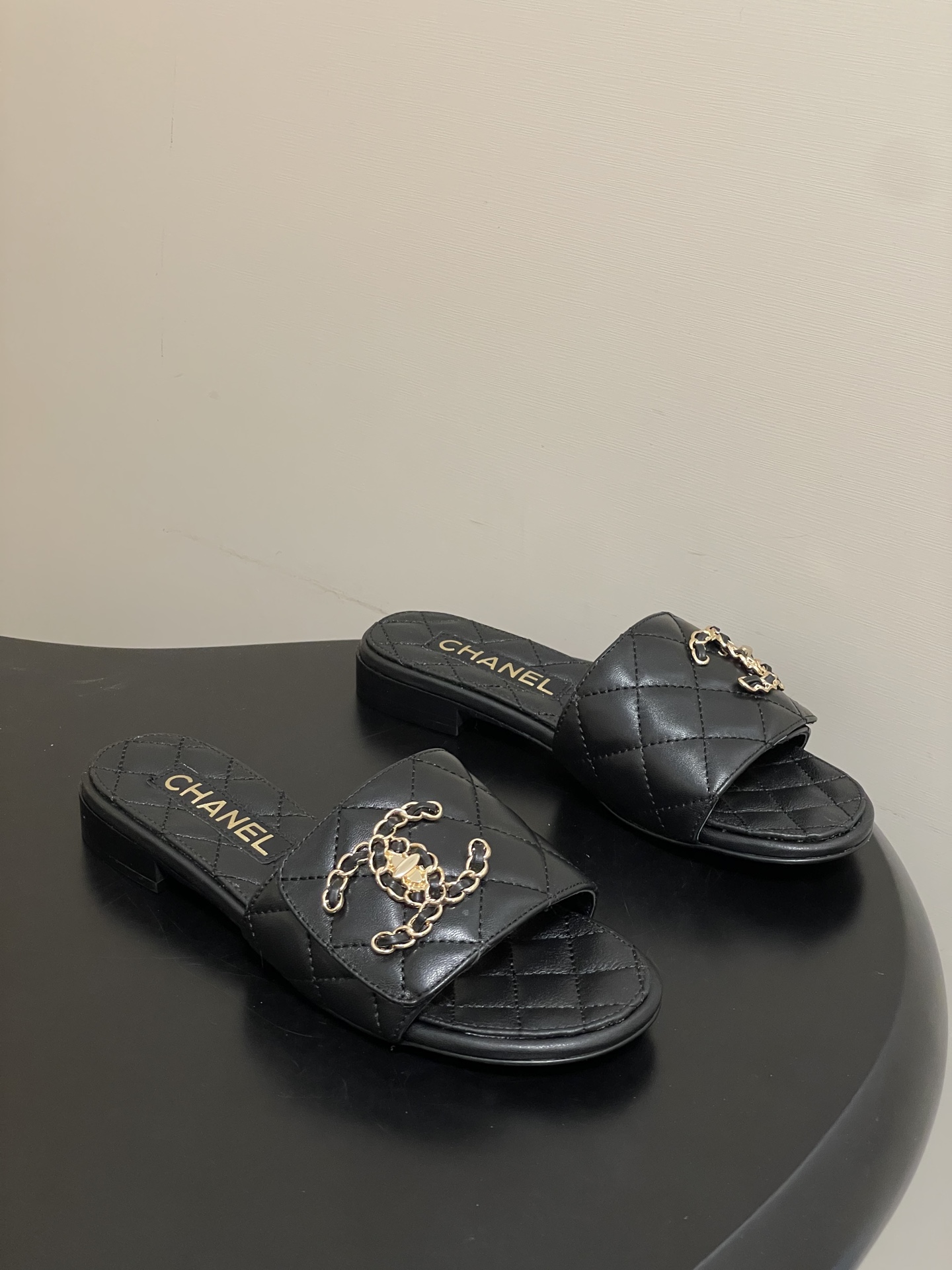 NO:722014,- 2026 spring and summer new model Chanel Xiaoxiang 26C classic rhombus double C buckle chain schoolbag buckle honey one-word slippers Velcro flat sandals, versatile sandals that you will not get tired of wearing, a super classic style, casual and refined, with a stable temperament. This spring and summer is a beautiful extra point treasure!  It combines French elegance and early spring relaxation, and renews the lazy style with the classic logo. Three types of high-heeled shoes are accurately adapted to various scenes and meet all-dimensional fashion needs in spring. The thin strap design neatly outlines the lines of the instep, decorated with three-dimensional shining double C emblems. The brand recognition is engraved in the flow of light and shadow, low-key and low-key to release the texture of the luxury brand without being ostentatious. The flat model focuses on relaxation and casualness / the mid-heeled model combines elegance and comfort / the high-heeled model enhances the aura and style!  Sweet, cool and elegant, it’s amazing!  Sheepskin upper, sheepskin lining, Italian genuine leather outsole, size 35-39 (40.41 custom made, non-refundable), slippers, chanel, slippers, sheepskin, Leather soles19860909- 2026春夏新款Chanel小香26C 经典菱格双C扣链条书包扣蜜儿一字拖鞋魔术贴平底凉拖鞋 穿不腻的百搭凉拖 超经典的一款 休闲中带着精致 气质拿捏稳妥 今年春夏绝美加分宝藏！ 凝萃法式奢雅与早春松弛感,以经典标识焕新慵懒格调.三种跟高精准适配多元场景,承包春日全维度时髦需求.细带设计利落勾勒脚背线条,缀以立体闪耀双C徽饰,光影流转间烙刻品牌辨识度,低调释放奢牌质感不张扬. 平底款主打松弛随性/中跟款兼顾优雅与舒适/高跟款拔高气场格调！可甜可酷可优雅 太绝了！ 鞋面羊皮 内里垫脚羊皮 鞋底意大利真皮大底 码数35-39（40.41定做不退换）,拖鞋,chanel,slippers,sheepskin,Leather soles,Women's Shoes