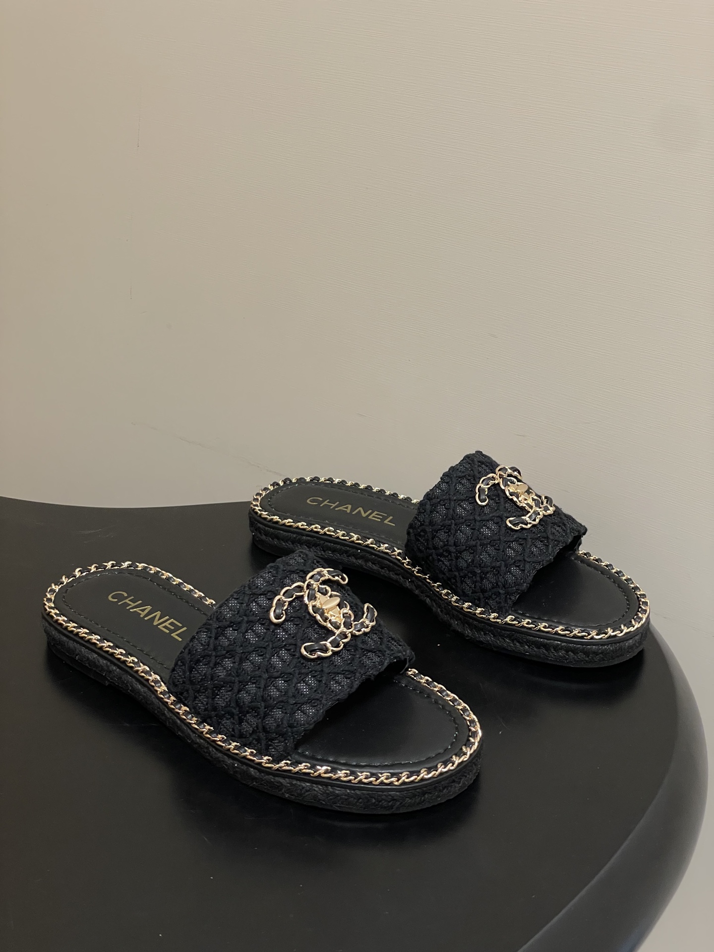 NO:722020,- 26P new spring and summer style Chanel small fragrant chain circle double C letter buckle sandals lace surface wedge slippers rhombus leather flat sandals Chanel's iconic leather chain design is applied to the edge of the foot ring, with classic rhombus elements covering the upper with a large pair of C. It is extremely refined and artistic, it is difficult to find a reason not to love it. Easily travel between commuting and leisure occasions, be a casual and fashionable and elegant woman ~ Original custom-made upper fabric/sheepskin  Sheepskin lining, original molded rubber outsole, size 35-39 (40.41.42 custom-made, non-returnable), slippers, chanel, chanel, slippers, sheepskin19860909- 26P春夏新款Chanel小香链条圈边双C字母扣凉拖鞋蕾丝面坡跟拖鞋菱格皮面平底凉拖鞋 香家标志性的穿皮链条设计应用在垫脚圈边,配上经典菱格元素覆盖鞋面搭配大双C.格外精致又文艺,很难找出不爱的理由.轻松游走于通勤和休闲场合 做个漫不经心的时髦优雅女子～ 鞋面原版定制面料/羊皮 内里垫脚羊皮 鞋底原版开模橡胶大底 码数35-39（40.41.42定做不退换）,拖鞋,chanel,chanel,slippers,sheepskin,Women's Shoes