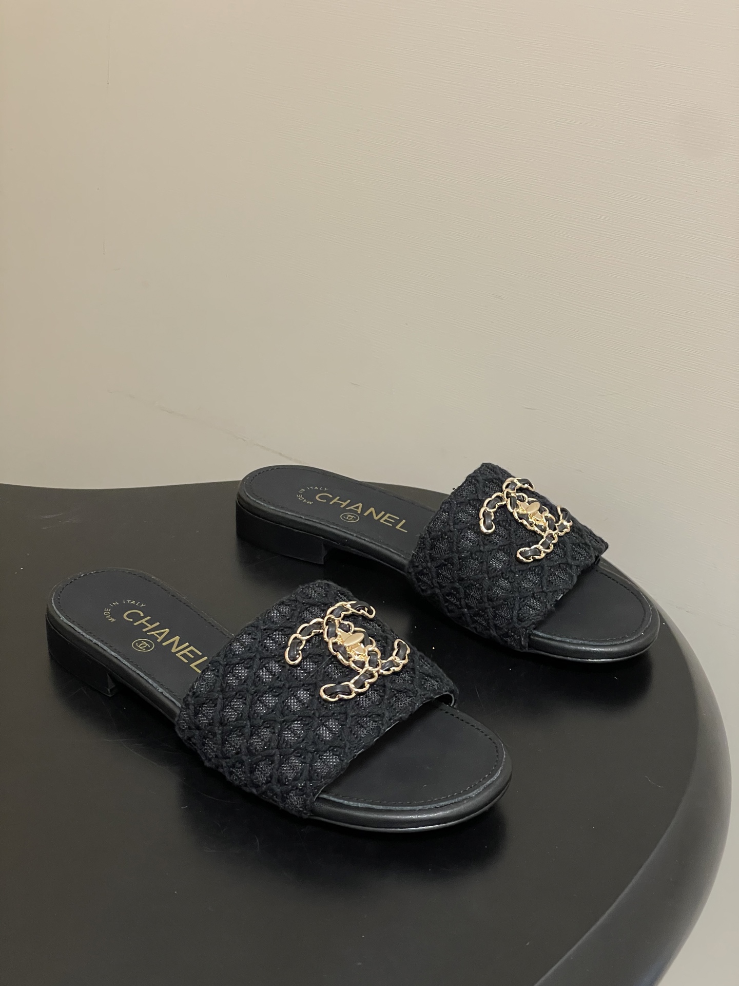 NO:722026,- 26P new spring and summer style Chanel small fragrant chain circle double C letter buckle sandals lace surface wedge slippers rhombus leather flat sandals Chanel's iconic leather chain design is applied to the edge of the foot ring, with classic rhombus elements covering the upper with a large pair of C. It is extremely refined and artistic, it is difficult to find a reason not to love it. Easily travel between commuting and leisure occasions, be a casual and fashionable and elegant woman ~ Original custom-made upper fabric/sheepskin  Sheepskin lining, Italian genuine leather outsole, size 35-39 (40.41.42 custom-made, non-returnable), slippers, chanel, chanel, slippers, sheepskin, Leather soles19860909- 26P春夏新款Chanel小香链条圈边双C字母扣凉拖鞋蕾丝面坡跟拖鞋菱格皮面平底凉拖鞋 香家标志性的穿皮链条设计应用在垫脚圈边,配上经典菱格元素覆盖鞋面搭配大双C.格外精致又文艺,很难找出不爱的理由.轻松游走于通勤和休闲场合 做个漫不经心的时髦优雅女子～ 鞋面原版定制面料/羊皮 内里垫脚羊皮 鞋底意大利真皮大底 码数35-39（40.41.42定做不退换）,拖鞋,chanel,chanel,slippers,sheepskin,Leather soles,Women's Shoes