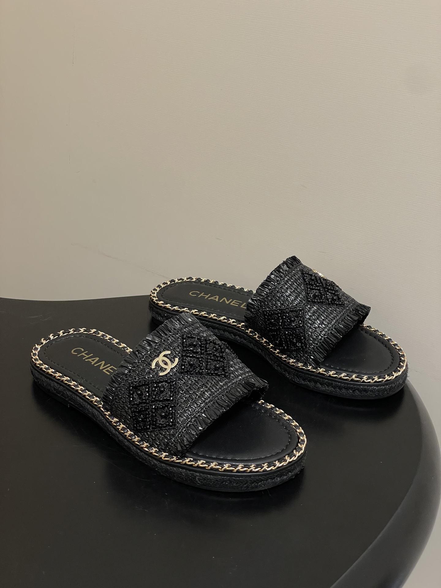 NO:722000,- 26P new spring and summer Chanel Chanel chain circle double C letter buckle sandals and rhinestone pearl woven flat sandals. Chanel's iconic leather chain design is applied to the edge of the footrest, with classic rhombus elements covering the upper and paired with a large pair of C. It is extremely delicate and artistic, and it is hard to find a reason not to love it. You can easily travel between commuting and leisure occasions, and be a carefree and fashionable and elegant woman ~ Original custom fabric for the upper/sheepskin and sheepskin for the lining.  Original molded rubber outsole, size 35-39 (40.41.42 custom-made, non-refundable), slippers, chanel, chanel, slippers, sheepskin19860909- 26P春夏新款Chanel小香链条圈边双C字母扣凉拖鞋水钻珍珠编织平底凉拖鞋 香家标志性的穿皮链条设计应用在垫脚圈边,配上经典菱格元素覆盖鞋面搭配大双C.格外精致又文艺,很难找出不爱的理由.轻松游走于通勤和休闲场合 做个漫不经心的时髦优雅女子～ 鞋面原版定制面料/羊皮 内里垫脚羊皮 鞋底原版开模橡胶大底 码数35-39（40.41.42定做不退换）,拖鞋,chanel,chanel,slippers,sheepskin,Women's Shoes