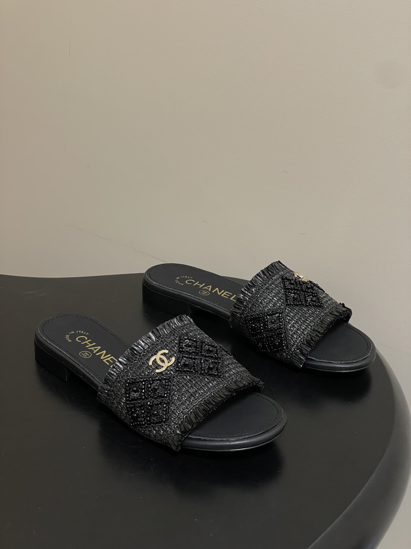 NO:722005,- 26P new spring and summer Chanel Chanel chain circle double C letter buckle sandals and rhinestone pearl woven flat sandals. Chanel's iconic leather chain design is applied to the edge of the footrest, with classic rhombus elements covering the upper and paired with a large pair of C. It is extremely delicate and artistic, and it is hard to find a reason not to love it. You can easily travel between commuting and leisure occasions, and be a carefree and fashionable and elegant woman ~ Original custom fabric for the upper/sheepskin and sheepskin for the lining.  Sole Italian genuine leather outsole, size 35-39 (40.41.42 custom-made, non-returnable), slippers, chanel, chanel, slippers, sheepskin, Leather soles19860909- 26P春夏新款Chanel小香链条圈边双C字母扣凉拖鞋水钻珍珠编织平底凉拖鞋 香家标志性的穿皮链条设计应用在垫脚圈边,配上经典菱格元素覆盖鞋面搭配大双C.格外精致又文艺,很难找出不爱的理由.轻松游走于通勤和休闲场合 做个漫不经心的时髦优雅女子～ 鞋面原版定制面料/羊皮 内里垫脚羊皮 鞋底意大利真皮大底 码数35-39（40.41.42定做不退换）,拖鞋,chanel,chanel,slippers,sheepskin,Leather soles,Women's Shoes