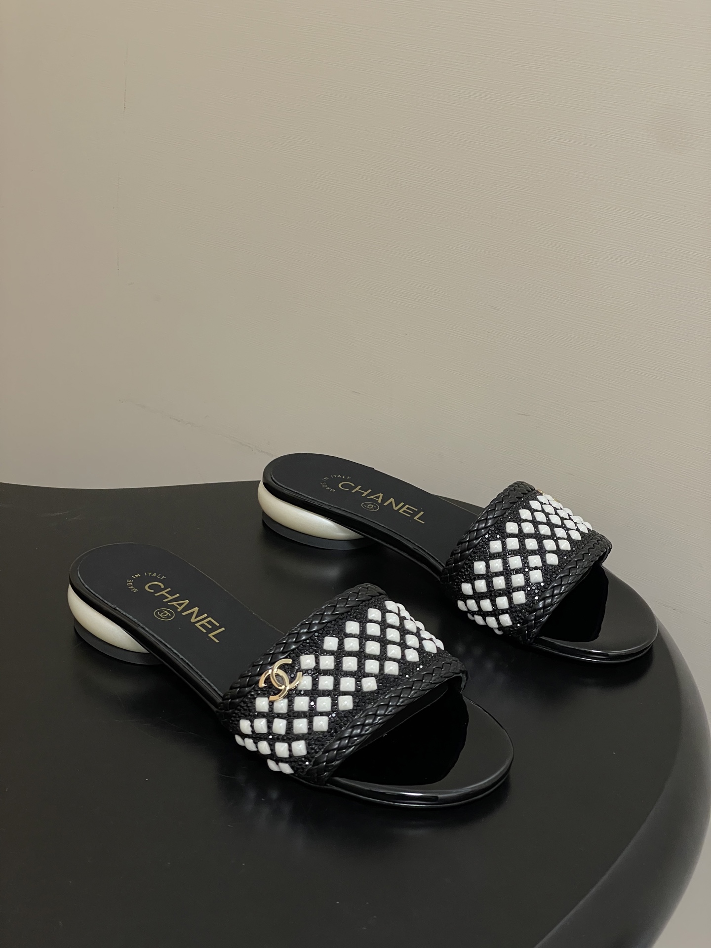 NO:722025,- Chanel Xiaoxiang 2026 spring and summer catwalk model double C giant pearl heel slippers classic double C hardware buckle pearl rhinestone high heel/flat sandals  The high-gloss spring and summer work integrates jewelry craftsmanship into shoes. The double C logo with diamonds is embellished with lustrous pearls, which collides with the giant pearl heel to create a dreamy tension, reflecting the bright luster with every step. The black and white color combination is classic and timeless, easily connecting afternoon tea and dinner. Effortless luxury is high-end, creating the most recognizable walking statement this summer. Customized upper material/pearl hot diamonds, inner padding sheepskin, Italian genuine leather outsole, heel height 7cm  Size 35-39 (34.40.41 customized, non-returnable), slippers, chanel, slippers, sheepskin, Leather soles19860909- Chanel 小香2026春夏走秀款双C巨型珍珠跟一字拖鞋经典双C五金扣珍珠水钻高跟/平底凉拖鞋 春夏高光之作将珠宝工艺融于鞋履.满钻双C徽标缀以莹润珍珠,与巨型珍珠鞋跟碰撞出梦幻张力,每一步都折射璀璨光泽.黑白两色配色经典隽永,轻松衔接下午茶与晚宴,以不费力的奢华就是高级,成就今夏最具辨识度的行走宣言. 鞋面定制材质/珍珠烫钻 内里垫脚羊皮 鞋底意大利真皮大底 跟高7cm 码数35-39（34.40.41定做不退换）,拖鞋,chanel,slippers,sheepskin,Leather soles,Women's Shoes