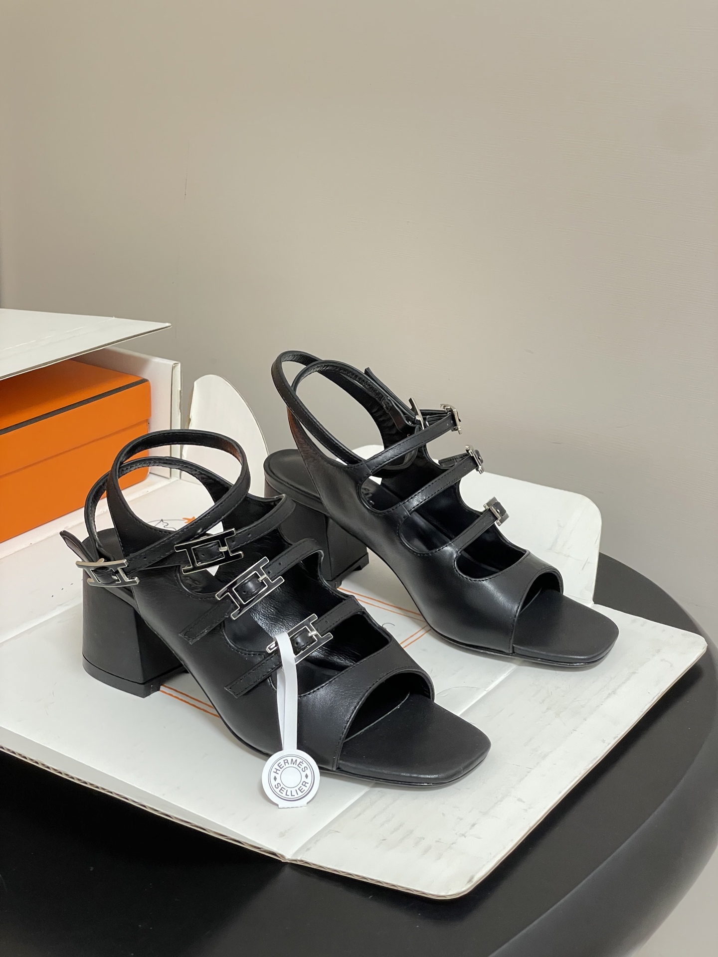 NO:724883,-Top quality (with high-end airplane box) Hermes 2026ss new spring and summer Midnight 60 sandal series H classic Kelly buckle thin strap Roman strap thick heel sandals calfskin sandals with Hapi shoe buckle. Interwoven design presents a simple summer style. Customized calfskin upper, sheepskin lining, Italian grade A leather outsole  Size 35-39 (40.41.42 customized, non-refundable), high heels and sandals, hermes, hermes, sandals, high heels, cowhide, sheepskin, Leather soles19860909-顶级品质（配高档飞机盒） Hermes 爱马仕 2026ss春夏新款 Midnight 60凉鞋系列 H家经典Kelly扣细带罗马绑带粗跟凉鞋 小牛皮凉鞋,搭配 Hapi鞋扣.交织设计呈现简约夏日造型. 鞋面定制小牛皮 内里垫脚羊皮 鞋底意大利A级真皮大底 码数35-39（40.41.42定做不退换）,高跟鞋凉鞋,hermes,hermes,sandals,high heels,cowhide,sheepskin,Leather soles,Women's Shoes