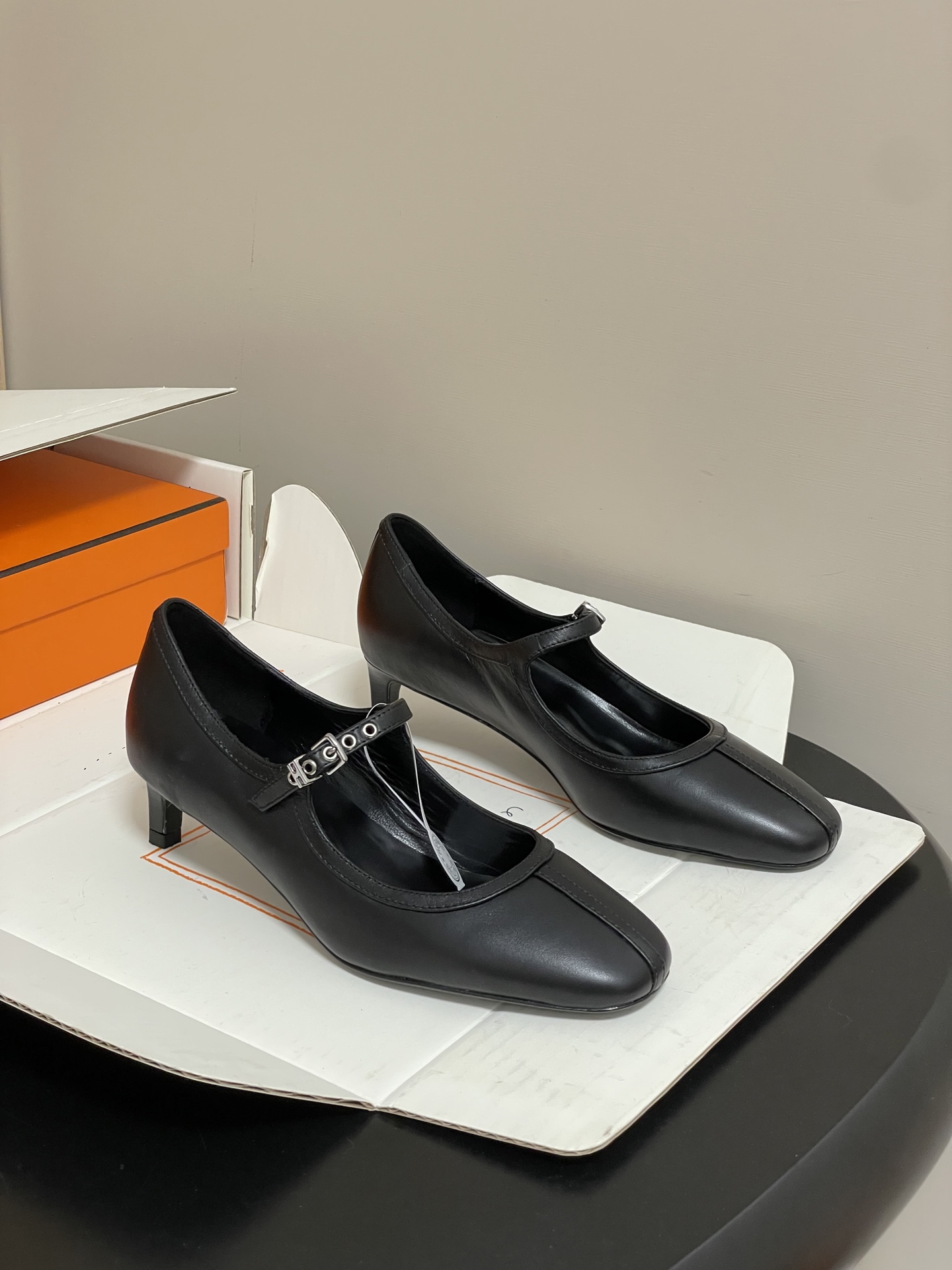 NO:724910,-Top quality (with high-end airplane box) Hermes H 25s early autumn new Lilia ballet shoes Mary Jane flat shoes Toscan calfskin ballet shoes, with iconic 'H' shoe buckles and contrasting piping to create a refined and feminine look.  The small round toe design is classic and fashionable, which can visually lengthen the leg line and make the feet look more slender. There is a slender shoelace on the upper, which increases the sense of layering and design of the shoe. The shoelace is equipped with a delicate metal buckle decoration, which adds a touch of highlight and fashion to the overall shape. The overall style of this pair of shoes is simple yet elegant, blending classic and fashion elements. The main color makes it highly versatile, whether it is paired with formal clothing or casual clothing, it can show different style charms.  Upper calfskin/customized velvet, inner padding lambskin, sole Italian A-grade leather outsole, size 35-39 (40.41.42 custom-made, non-refundable), single shoes, hermes, hermes, mary jane, cowhide, sheepskin, real silk, Leather soles19860909-顶级品质（配高档飞机盒） Hermes 爱马仕 H家25s早秋新款 Lilia芭蕾舞鞋玛丽珍平底单鞋 Toscan小牛皮芭蕾舞鞋,搭配标志性‘H’鞋扣和撞色滚边.打造精致柔美造型. 小圆头设计经典且时尚,能够在视觉上拉长腿部线条,使双脚看起来更加修长.鞋面上有一条细长的鞋带,增加了鞋子的层次感和设计感.鞋带上配有一个精致的金属扣装饰,为整体造型增添了一丝亮点和时尚感. 这双鞋整体风格简约而不失优雅,融合了经典与时尚元素.主色调使其具有很强的百搭性,无论是搭配正式的服装还是休闲的服饰,都能展现出不同的风格魅力. 鞋面小牛皮/定制真丝绒 内里垫脚小羊皮 鞋底意大利A级真皮大底 码数35-39（40.41.42 定做不退换）,单鞋,hermes,hermes,mary jane,cowhide,sheepskin,real silk,Leather soles,Women's Shoes