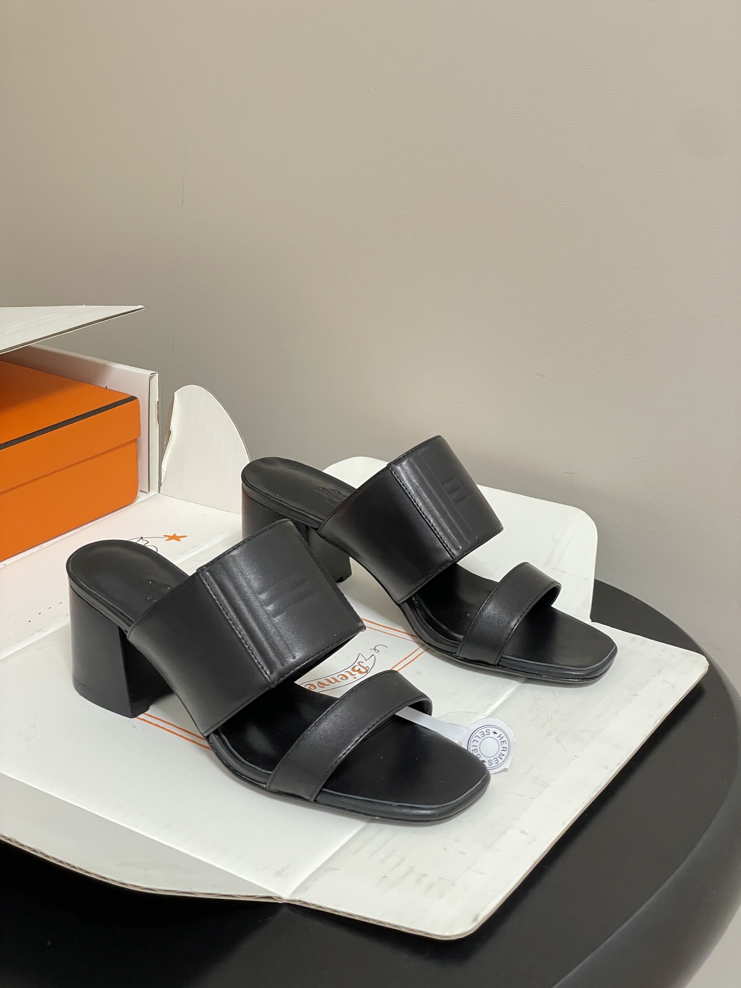 NO:724920,-Top quality (with high-end airplane case) Hermes H family 26s spring and summer new Mona sandals series H two-strap flat sandals, calfskin sandals, decorated with iconic 'H' details. The design is simple and smooth, creating a daily feminine look. With highly recognizable upper toes, it is super versatile and fashionable. Many celebrity Internet celebrities are planting grass. A must-have for spring and summer. Casual, comfortable and high-end. Imported calfskin upper, sheepskin lining.  Sole Italian double-layer genuine leather outsole, heel height 6cm, size 35-39 (40.41.42.43, custom made, non-returnable), slippers, hermes, hermes, sandals, slippers, cowhide, sheepskin, Leather soles19860909-顶级品质（配高档飞机盒） Hermes 爱马仕 H家 26s春夏新款Mona凉拖鞋系列 H 两带平底凉拖鞋 小牛皮凉鞋,饰有标志性'H'细节.设计简约流畅,打造日常柔美造型. 搭配极具辨识度的上脚超级百搭好看时髦 超多明星网红种草 春夏必备 随意舒适高级感 鞋面进口小牛皮 内里垫脚羊皮 鞋底意大利双层真皮大底 跟高6cm 码数35-39（40.41.42.43 定做不退换）,拖鞋,hermes,hermes,sandals,slippers,cowhide,sheepskin,Leather soles,Women's Shoes