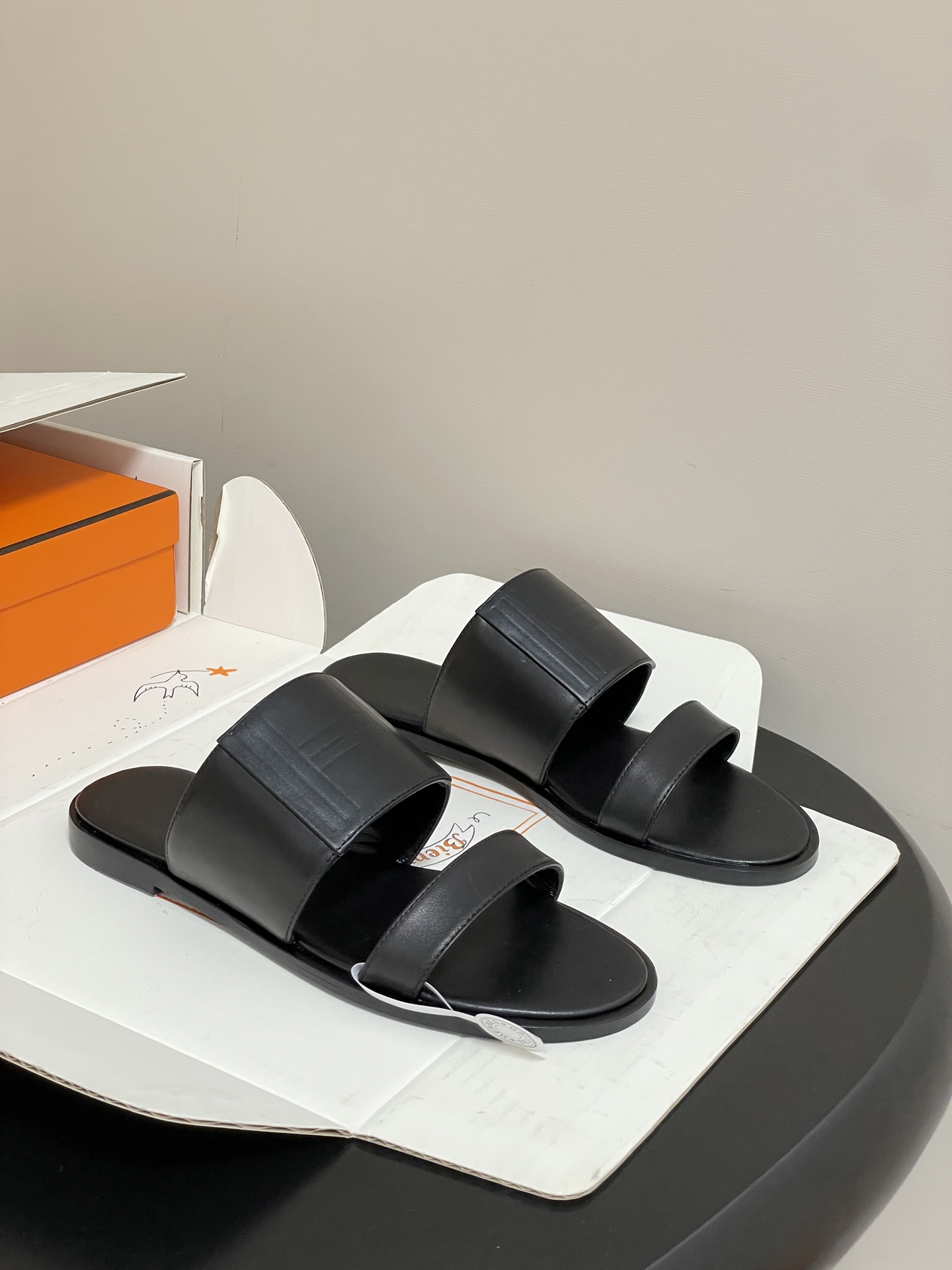 NO:724914,-Top quality (with high-end airplane case) Hermes H family 26s spring and summer new Mona sandals series H two-strap flat sandals, calfskin sandals, decorated with iconic 'H' details. The design is simple and smooth, creating a daily feminine look. With highly recognizable upper toes, it is super versatile and fashionable. Many celebrity Internet celebrities are planting grass. A must-have for spring and summer. Casual, comfortable and high-end. Imported calfskin upper, sheepskin lining.  Sole Italian double-layer leather outsole, size 35-39 (40.41.42.43, custom-made, non-returnable), slippers, hermes, hermes, sandals, slippers, cowhide, sheepskin, Leather soles19860909-顶级品质（配高档飞机盒） Hermes 爱马仕 H家 26s春夏新款Mona凉拖鞋系列 H 两带平底凉拖鞋 小牛皮凉鞋,饰有标志性'H'细节.设计简约流畅,打造日常柔美造型. 搭配极具辨识度的上脚超级百搭好看时髦 超多明星网红种草 春夏必备 随意舒适高级感 鞋面进口小牛皮 内里垫脚羊皮 鞋底意大利双层真皮大底 码数35-39（40.41.42.43 定做不退换）,拖鞋,hermes,hermes,sandals,slippers,cowhide,sheepskin,Leather soles,Women's Shoes