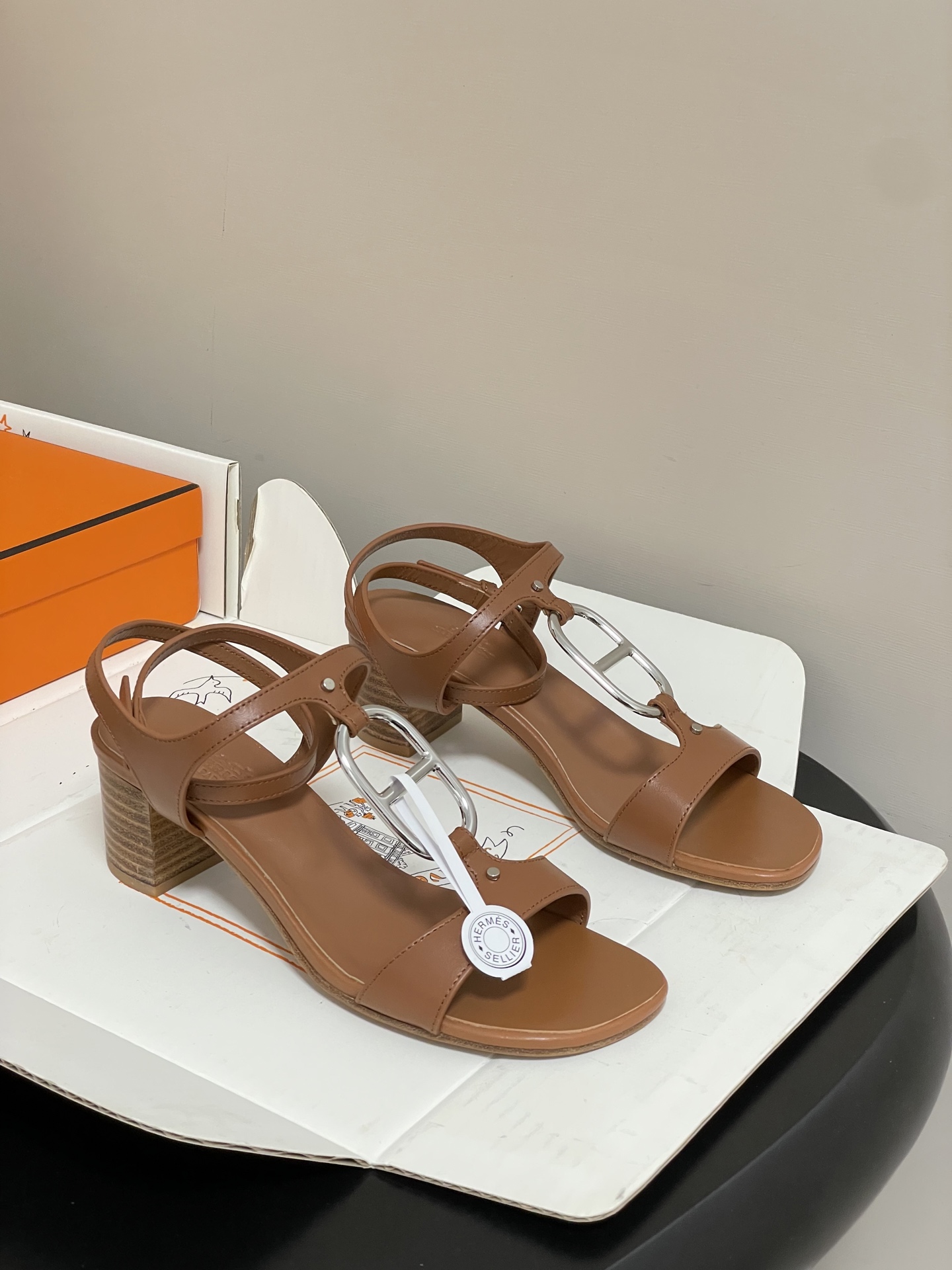 NO:724887,-Top quality (with high-end airplane box) Hermes 2026 spring and summer new model H Miramar50 sandals series classic pig nose hardware buckle thick heel sandals buckle back strap sandals calfskin sandals decorated with an oversized version of the classic 'Chaine d'Ancre' pattern. Suitable for daily wear, creating a fashionable and feminine style. Calfskin upper, sheepskin lining, Italian grade A double-layer leather outsole, heel height 5cm  Size 35-39 (40.41.42 customized, non-refundable), high heels and sandals, hermes, hermes, sandals, high heels, cowhide, sheepskin, Leather soles19860909-顶级品质（配高档飞机盒） Hermes 爱马仕 2026春夏新款 H家Miramar50凉鞋系列经典猪鼻子五金扣粗跟凉鞋搭扣后绕带凉鞋 小牛皮凉鞋,饰有超大版本的经典'Chaine d'Ancre'图案.适合日常穿着,打造时尚柔美风格. 鞋面小牛皮 内里垫脚羊皮 鞋底意大利A级双层真皮大底 跟高5cm 码数35-39（40.41.42定做不退换）,高跟鞋凉鞋,hermes,hermes,sandals,high heels,cowhide,sheepskin,Leather soles,Women's Shoes