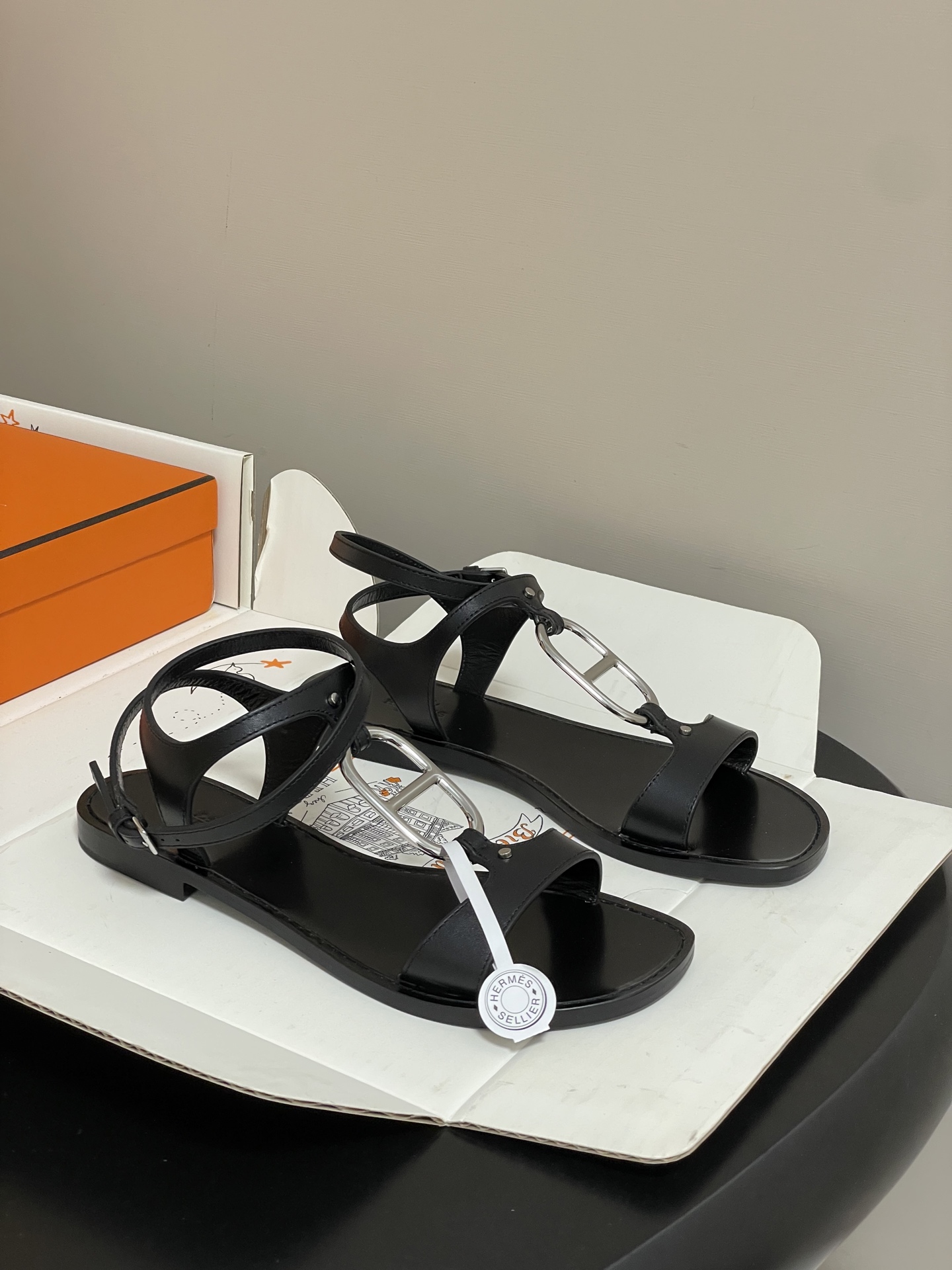 NO:724896,-Top quality (with high-end airplane box) Hermes 2026 spring and summer new model H Marinella sandals series classic pig nose hardware buckle flat sandals buckle back strap sandals calfskin sandals decorated with an oversized version of the classic 'Chaine d'Ancre' pattern. Suitable for daily wear, creating a fashionable and feminine style. Calfskin upper, sheepskin lining, Italian A-grade double-layer leather outsole  Size 35-39 (40.41.42 customized, non-refundable), sandals, hermes, hermes, sandals, cowhide, sheepskin, Leather soles19860909-顶级品质（配高档飞机盒） Hermes 爱马仕 2026春夏新款 H家Marinella凉鞋系列经典猪鼻子五金扣平底凉鞋搭扣后绕带凉鞋 小牛皮凉鞋,饰有超大版本的经典'Chaine d'Ancre'图案.适合日常穿着,打造时尚柔美风格. 鞋面小牛皮 内里垫脚羊皮 鞋底意大利A级双层真皮大底 码数35-39（40.41.42定做不退换）,凉鞋,hermes,hermes,sandals,cowhide,sheepskin,Leather soles,Women's Shoes