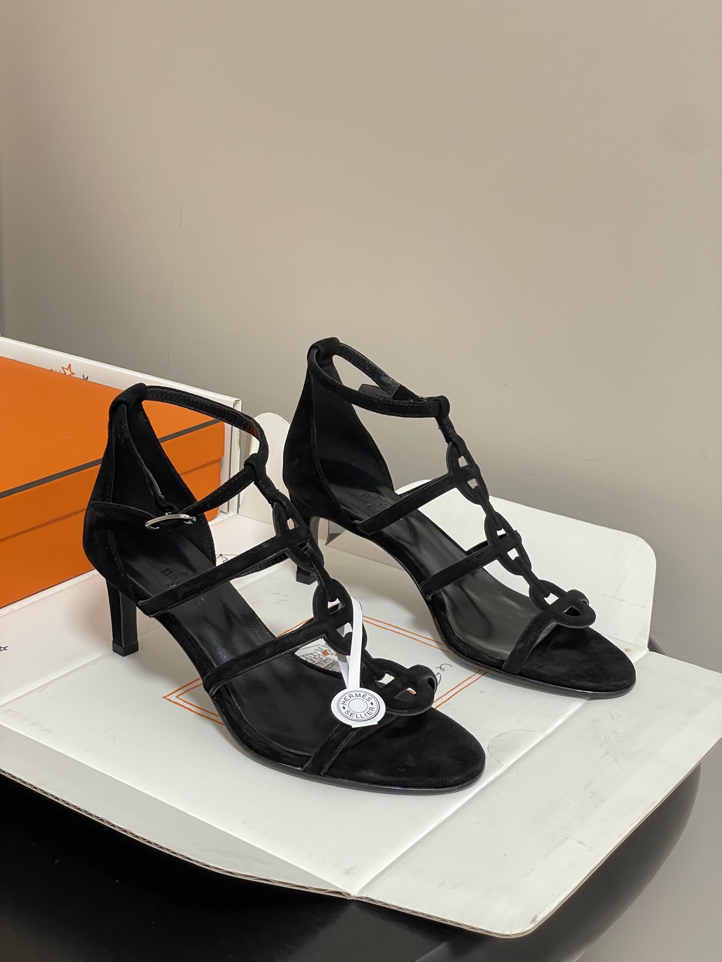 NO:724879,-Top quality (with high-end airplane case) Hermes H Home 2026ss new spring and summer Magic sandals series classic pig nose hollow buckle high-heeled sandals, suede goatskin high-heeled sandals, decorated with iconic 'Chaine d'Ancre' details. The design is simple and smooth, creating a fashionable look. Sheep leather upper, sheepskin lining, Italian grade A leather outsole, heel height 10.5cm/7cm  Size 35-39 (40.41.42 customized, non-refundable), high heels and sandals, hermes, hermes, sandals, high heels, sheepskin, sheep, chamois leather, Leather soles19860909-顶级品质（配高档飞机盒） Hermes 爱马仕 H家 2026ss春夏新款 Magic凉鞋系列经典猪鼻子镂空搭扣高跟凉鞋 麂皮山羊皮高跟凉鞋,饰有标志性'Chaine d'Ancre'细节.设计简约流畅,打造时尚造型. 鞋面羊猄皮 内里垫脚羊皮 鞋底意大利A级真皮大底 跟高10.5cm/7cm 码数35-39（40.41.42定做不退换）,高跟鞋凉鞋,hermes,hermes,sandals,high heels,sheepskin,sheep,chamois leather,Leather soles,Women's Shoes