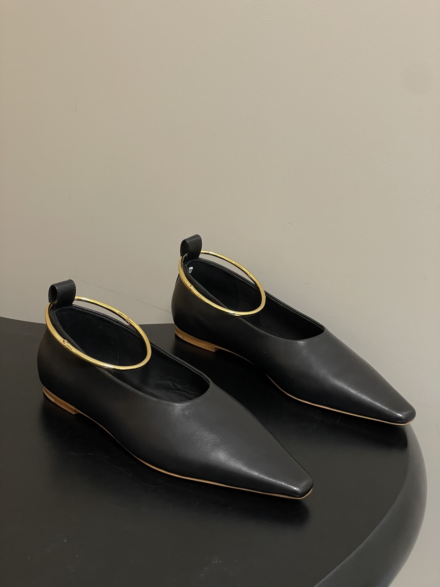 NO:724965,- JIL SANDER 26Fw new spring and summer style, classic ring hardware buckle, small square toe flat shoes, punched holes, hollow anklets, ballet shoes, minimalist design, a must-have item that fashionistas must not miss, without any complicated decoration, excellent vintage texture, pure and minimalist, neat and poetic, super versatile and not easy to dress up!  The upper is made of mixed sheepskin/fetal cashmere, the inner foot pad is water-dyed cowhide, and the original molded steel hardware round buckle will not fade or rust!  The texture and weight are the same as the original!  Sole Italian genuine leather outsole, size 35-39 (40.41 custom-made, non-refundable), sandals, jil sander, jil sander, sandals, cowhide, sheepskin, Leather soles19860909- JIL SANDER 吉尔桑达 26Fw春夏新款 经典圆环五金扣小方头平底单鞋冲孔镂空脚环芭蕾舞鞋 极简主义当头编制,时髦精绝对不能错过的必入款,没有任何繁杂装饰,质感极好的vintage感,纯粹和极简做得利落又诗意 超级百搭不易装款！ 鞋面混种羊皮/胎羊绒 内里垫脚水染牛皮 原版开模钢质五金圆扣,不掉色不生锈！质感重量原版一致！ 鞋底意大利真皮大底 码数35-39（40.41定做不退换）,凉鞋单鞋,jil sander,jil sander,sandals,cowhide,sheepskin,Leather soles,Women's Shoes