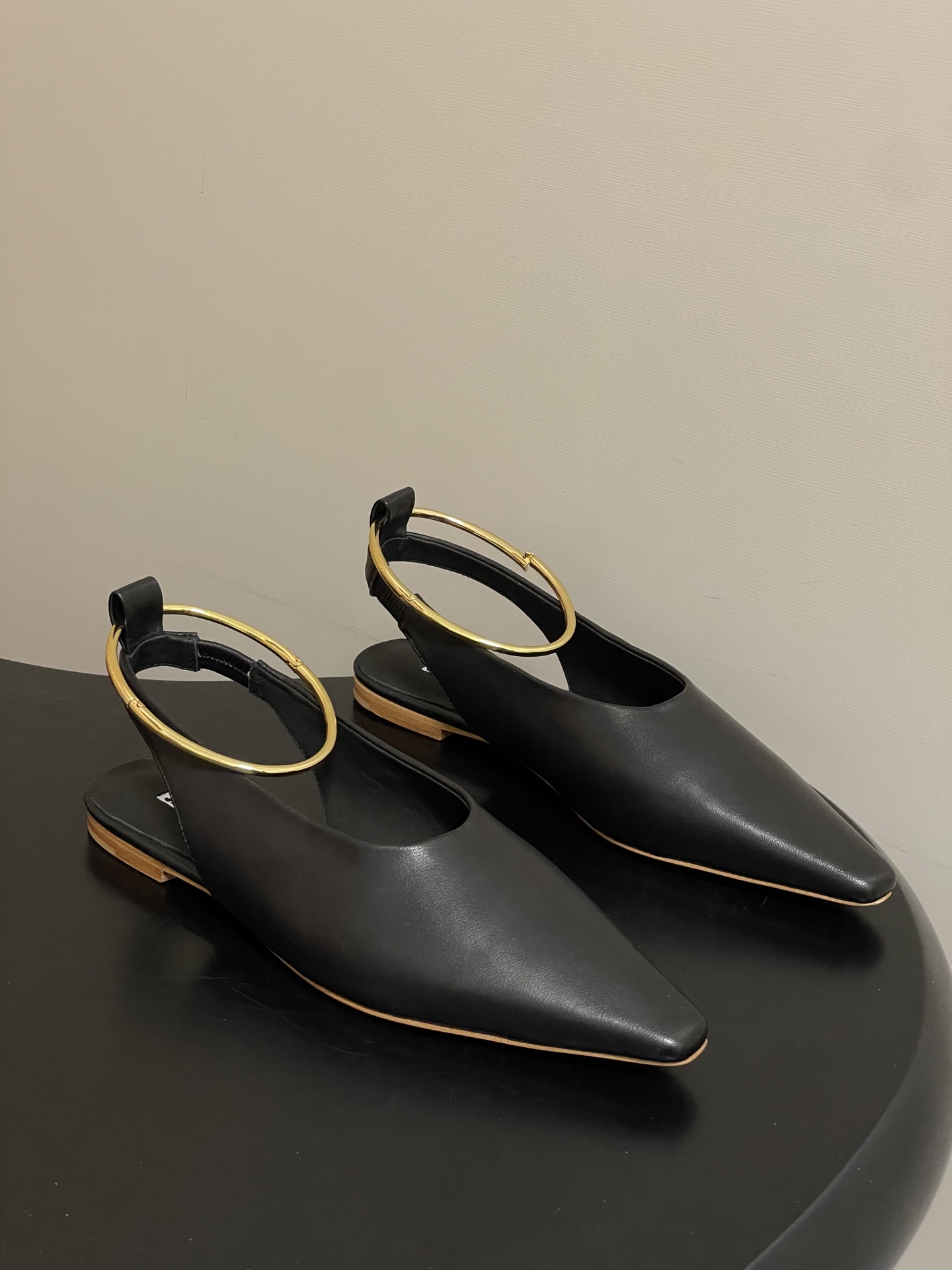 NO:724917,- JIL SANDER 26Fw spring and summer new style, classic ring hardware buckle, small square toe, flat bottom sandals, punched hollow anklets, ballet shoes, minimalist weaving, a must-have item that fashionistas must not miss, without any complicated decoration, excellent vintage texture, pure and minimalist, neat and poetic, super versatile and easy to dress up!  The upper is made of mixed sheepskin/fetal cashmere, the inner foot pad is water-dyed cowhide, and the original molded steel hardware round buckle will not fade or rust!  The texture and weight are the same as the original!  Sole Italian genuine leather outsole, size 35-39 (40.41 custom-made, non-refundable), sandals, jil sander, jil sander, sandals, cowhide, sheepskin, Leather soles19860909- JIL SANDER 吉尔桑达 26Fw春夏新款 经典圆环五金扣小方头平底后空凉鞋冲孔镂空脚环芭蕾舞鞋 极简主义当头编制,时髦精绝对不能错过的必入款,没有任何繁杂装饰,质感极好的vintage感,纯粹和极简做得利落又诗意 超级百搭不易装款！ 鞋面混种羊皮/胎羊绒 内里垫脚水染牛皮 原版开模钢质五金圆扣,不掉色不生锈！质感重量原版一致！ 鞋底意大利真皮大底 码数35-39（40.41定做不退换）,凉鞋单鞋,jil sander,jil sander,sandals,cowhide,sheepskin,Leather soles,Women's Shoes