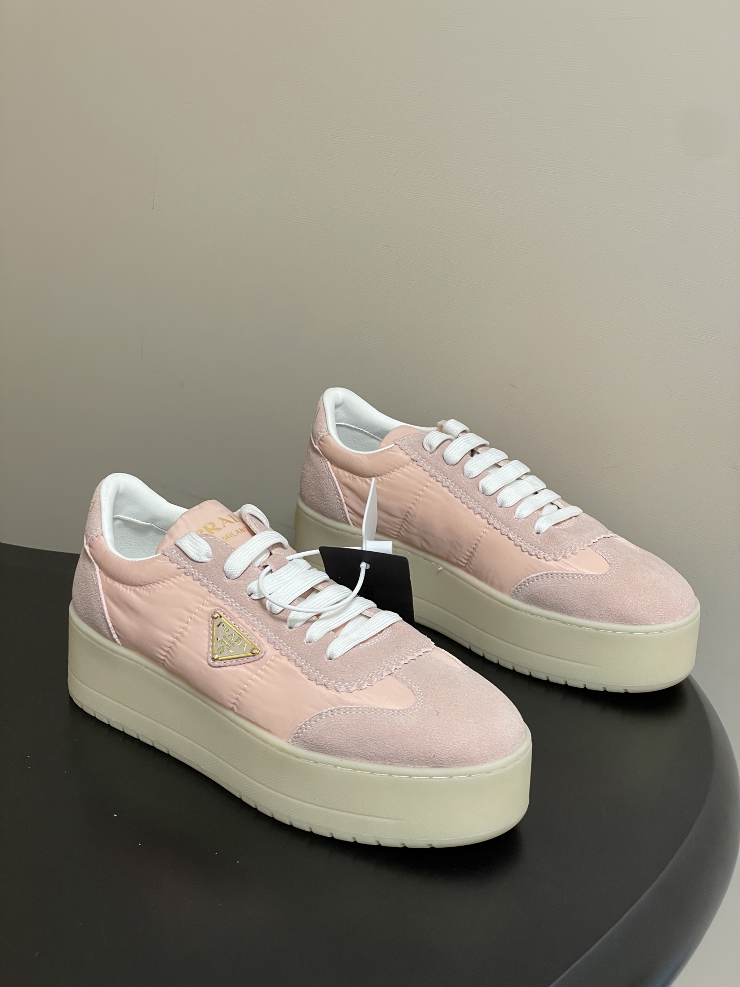 NO:722030,- 26Fw spring new Prada Prada triangle logo letter buckle thick-soled casual sneakers moral training shoes white shoes DowntownBoldRe-Nylon and suede leather sneakers  Inspired by basketball shoes from the 1980s, the Downtown sneakers have been reinterpreted with a thick sole that adds a special style to the overall look. This sneaker is made of perforated leather. The tongue, lightweight rubber sole and ankle are decorated with various reinterpretations of the Prada logo. The iconic enameled triangle logo on the side is the most eye-catching. Suede and smooth leather are stitched in contrasting colors, with a good sense of detail and triangle logo embellishment, simple and advanced!  The key is to make the upper legs look longer, easily elongating the legs and showing off the legs!  The upper is made of high-mercerized cow suede spliced ​​ski cloth, the inner lining is sheepskin, the heel height is 5cm, the sole is original TPU infused sole, the size is 35-39 (40.41 is customized and non-refundable), casual shoes/sports shoes, prada, prada, sneakers, sheepskin, chamois leather19860909- 26Fw春季新款Prada普拉达三角标字母扣厚底休闲运动鞋德训鞋小白鞋DowntownBoldRe-Nylon和绒面皮革运动鞋 灵感源自80年代篮球鞋,Downtown运动鞋经过重新演绎,搭配厚实鞋底,为整体造型增添特别风格.这款运动鞋采用穿孔皮革打造.鞋舌、轻质橡胶鞋底和脚踝皆饰以Prada徽标的多种重释元素,侧面的标志性涂珐琅三角形徽标最为醒目.麂皮和光面皮拼接撞色,细节感跟好 三角标点缀,简单高级！关键上脚超显腿长,轻松拉长腿部显腿！ 鞋面高丝光牛反绒拼接滑雪服布 内里垫脚羊皮 跟高5cm 鞋底原版TPU灌注鞋底 码数35-39（40.41定做不退换）,休闲鞋/运动鞋,prada,prada,sneakers,sheepskin,chamois leather,Women's Shoes