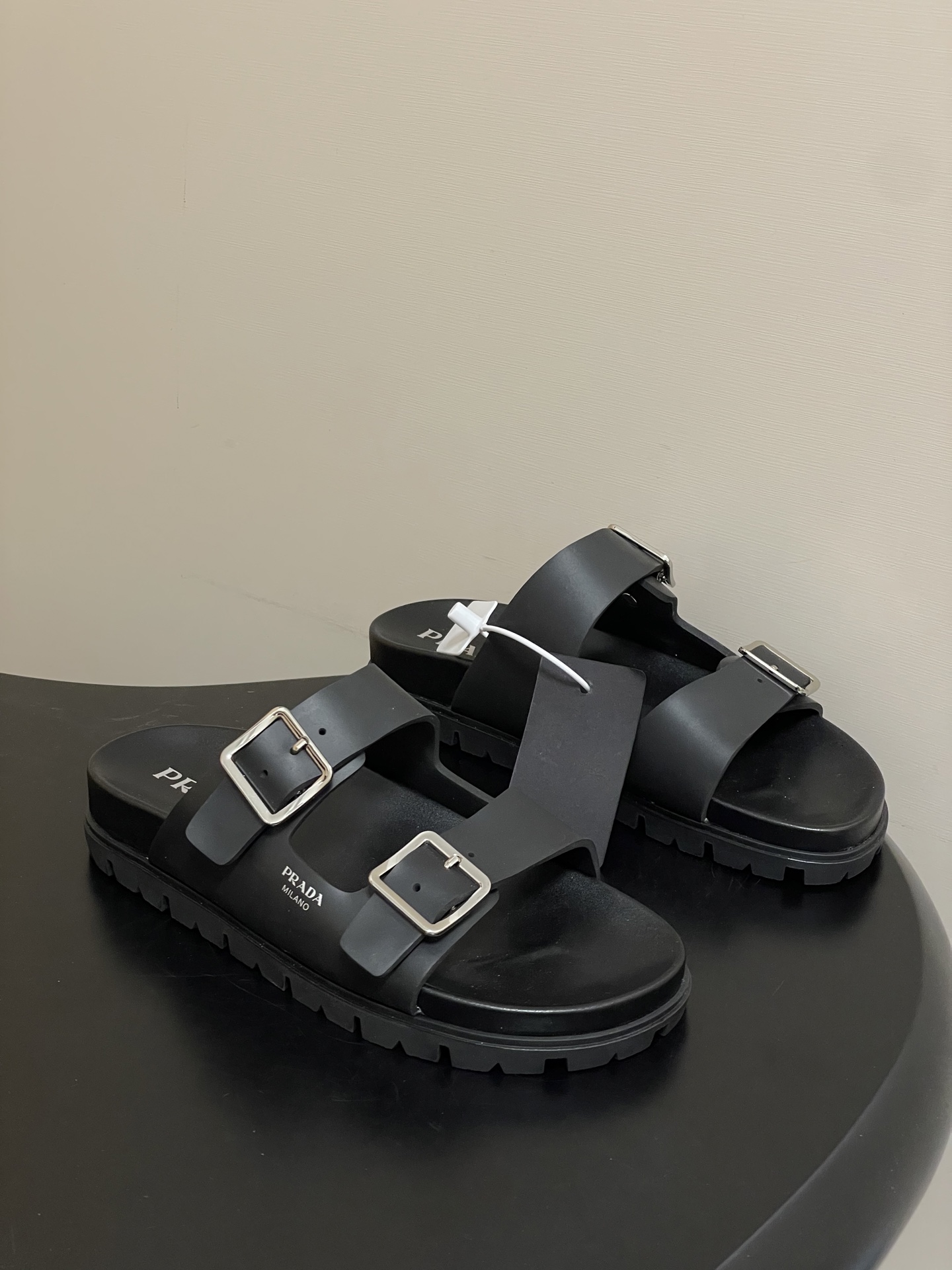 NO:721993,- 26Ss spring and summer new Prada Prada double-strap buckle sandals thick-soled casual beach shoes. This sandal adopts a buckle design, which cleverly combines sports-style details with the soft and delicate texture of the leather. It is equipped with a metal buckle and a comfortable rubber sole, decorated with the iconic enameled triangle metal logo. The upper is cowhide, the lining is sheepskin, and the sole is molded rubber foam outsole.  Size 35-39 (40.41 customized, non-refundable), slippers, prada, prada, sandals, slippers, cowhide, sheepskin19860909- 26Ss春夏新款Prada 普拉达双带搭扣凉拖鞋厚底休闲沙滩鞋 这款凉鞋采用搭扣设计,将运动风细节与皮面柔软精致的质感巧妙融合.搭配金属扣和舒适的橡胶鞋底,饰以标志性的涂珐琅三角形金属徽标. 鞋面牛皮 内里垫脚羊皮 鞋底开模橡胶发泡大底 码数35-39（40.41定做不退换）,拖鞋,prada,prada,sandals,slippers,cowhide,sheepskin,Women's Shoes