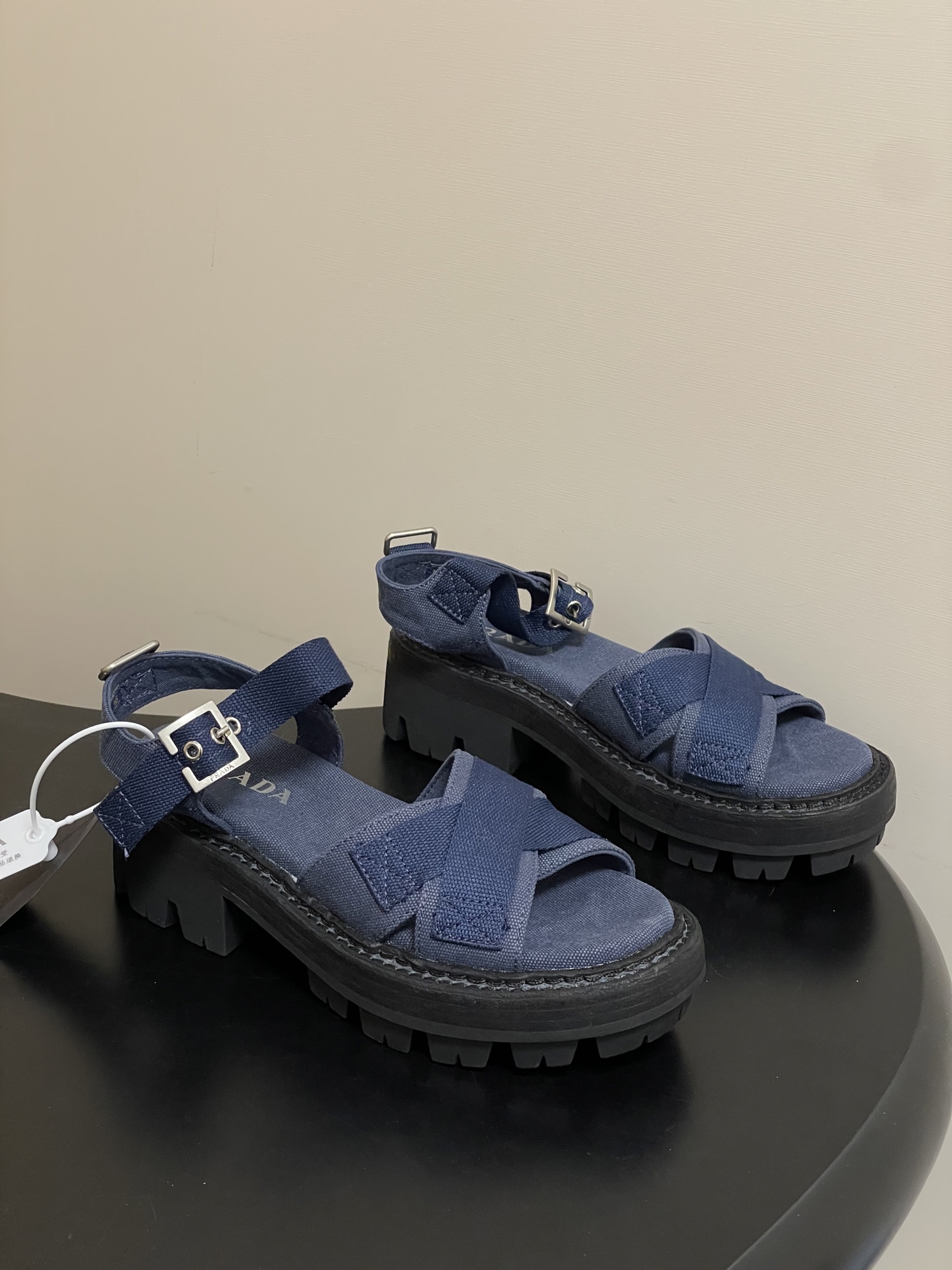 NO:721983,- 26Fw new spring and summer Prada Roman fisherman buckle sandals retro zigzag thick-soled cross-strap canvas sandals. The exploration of contrast inspired the design of this sandal, showing the modern style. The unexpected harmony between classical elements, sports soles and practical details defines this shoe made of antique-effect canvas. The upper is embellished with ribbons and engraved logo metal buckles. Height 55 mm, decorated with logo, double welts with zigzag effect!  The retro, fashionable and avant-garde gear-toothed thick-soled soles and rubber uppers make the entire pair of shoes light and comfortable. The bright colors provide a variety of choices for fashionable people with different styles!  The iconic logo print is paired with the shape of ancient beach sandals, and every design element is fashionable!  Make the whole pair of shoes light and comfortable, and the bright colors provide a variety of choices for fashionable people with different styles!  Customized military canvas for the upper, custom military canvas for the lining, genuine leather washed midsole/molded anti-slip tooth sole, heel height 5.5cm, size 35-39 (40.41 custom made, non-returnable), sandals, prada, prada, sandals, sneakers, espadrilles19860909- 26Fw春夏新款Prada普拉达罗马渔夫搭扣凉鞋复古锯齿厚底交叉带帆布凉鞋 对比探索激发了这款凉鞋的设计,展现的现代风格.古典元素,运动鞋底与实用细节之间的意外和谐,定义了这款采用仿古效果帆布制成的鞋履.鞋面点缀饰带与雕刻徽标金属搭扣.高度55毫米,饰有徽标,锯齿效果双沿条！ 复古时髦前卫的轮齿厚底鞋底搭配橡胶鞋面让整双鞋轻便舒适 鲜艳色彩 满足不同风格时髦人士的多种选择！标志性logo印花搭配古沙滩凉鞋造型,每一个设计元素都踩在时髦点上！ 让整双鞋轻便舒适 鲜艳色彩 满足不同风格时髦人士的多种选择！ 鞋面定制军工帆布 内里垫脚定制军工帆布 鞋底真皮水洗工艺中底/开模防滑牙齿底 跟高5.5cm 码数35-39（40.41定做不退换）,凉鞋,prada,prada,sandals,sneakers,espadrilles,Women's Shoes