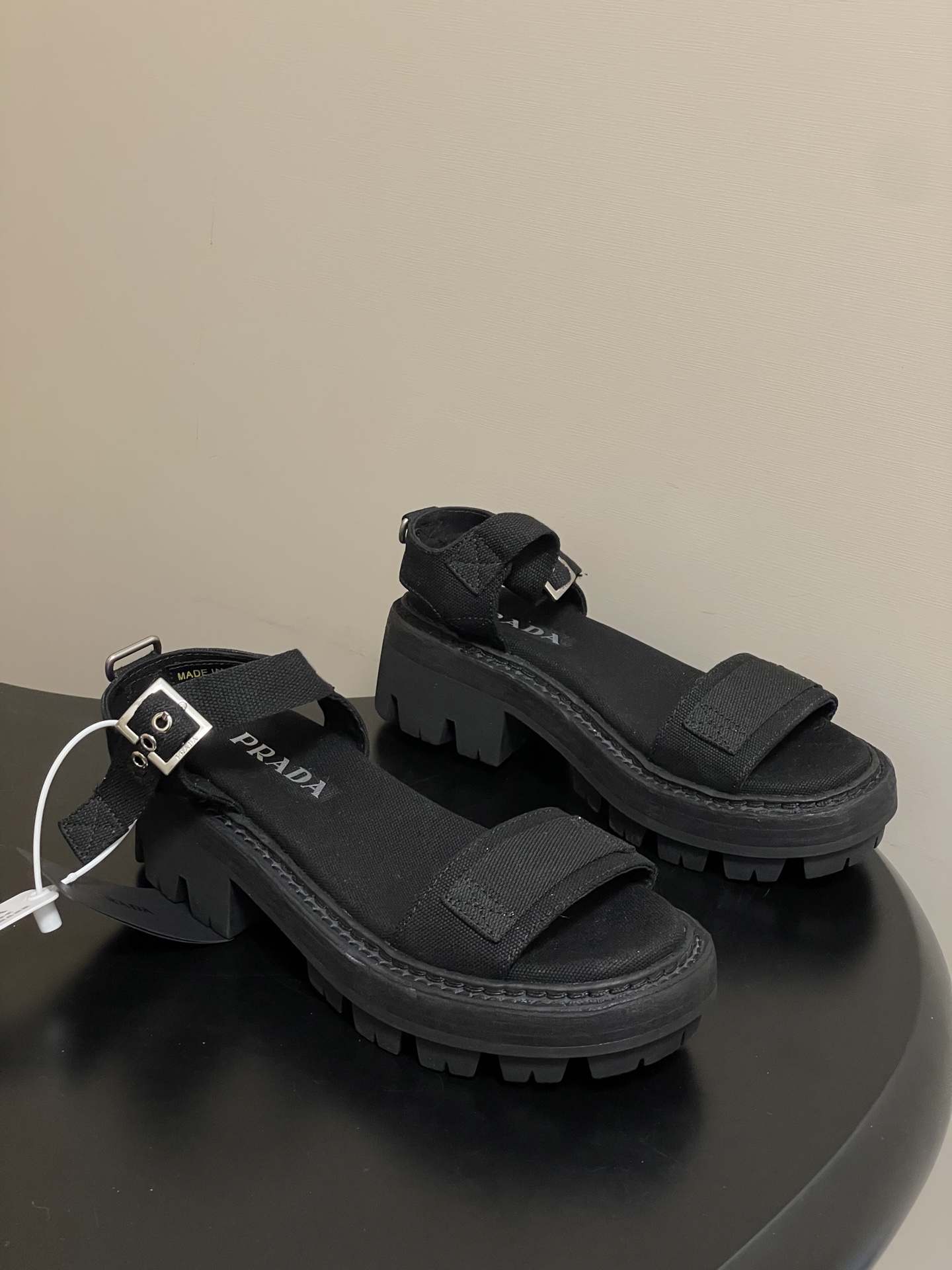 NO:721988,- 26Fw new spring and summer Prada Roman fisherman buckle sandals retro sawtooth thick-soled one-line strap canvas sandals. The exploration of contrast inspired the design of this sandal, showing the modern style. The unexpected harmony between classical elements, sports soles and practical details defines this shoe made of antique-effect canvas. The upper is embellished with ribbons and engraved logo metal buckles. Height 55 mm, decorated with logo, double welts with sawtooth effect!  The retro, fashionable and avant-garde gear-toothed thick-soled soles and rubber uppers make the entire pair of shoes light and comfortable. The bright colors provide a variety of choices for fashionable people with different styles!  The iconic logo print is paired with the shape of ancient beach sandals, and every design element is fashionable!  Make the whole pair of shoes light and comfortable, and the bright colors provide a variety of choices for fashionable people with different styles!  Customized military canvas for the upper, custom military canvas for the lining, genuine leather washed midsole/molded anti-slip tooth sole, heel height 5.5cm, size 35-39 (40.41 custom made, non-returnable), sandals, prada, prada, sandals, sneakers, espadrilles19860909- 26Fw春夏新款Prada普拉达罗马渔夫搭扣凉鞋复古锯齿厚底一字带帆布凉鞋 对比探索激发了这款凉鞋的设计,展现的现代风格.古典元素,运动鞋底与实用细节之间的意外和谐,定义了这款采用仿古效果帆布制成的鞋履.鞋面点缀饰带与雕刻徽标金属搭扣.高度55毫米,饰有徽标,锯齿效果双沿条！ 复古时髦前卫的轮齿厚底鞋底搭配橡胶鞋面让整双鞋轻便舒适 鲜艳色彩 满足不同风格时髦人士的多种选择！标志性logo印花搭配古沙滩凉鞋造型,每一个设计元素都踩在时髦点上！ 让整双鞋轻便舒适 鲜艳色彩 满足不同风格时髦人士的多种选择！ 鞋面定制军工帆布 内里垫脚定制军工帆布 鞋底真皮水洗工艺中底/开模防滑牙齿底 跟高5.5cm 码数35-39（40.41定做不退换）,凉鞋,prada,prada,sandals,sneakers,espadrilles,Women's Shoes