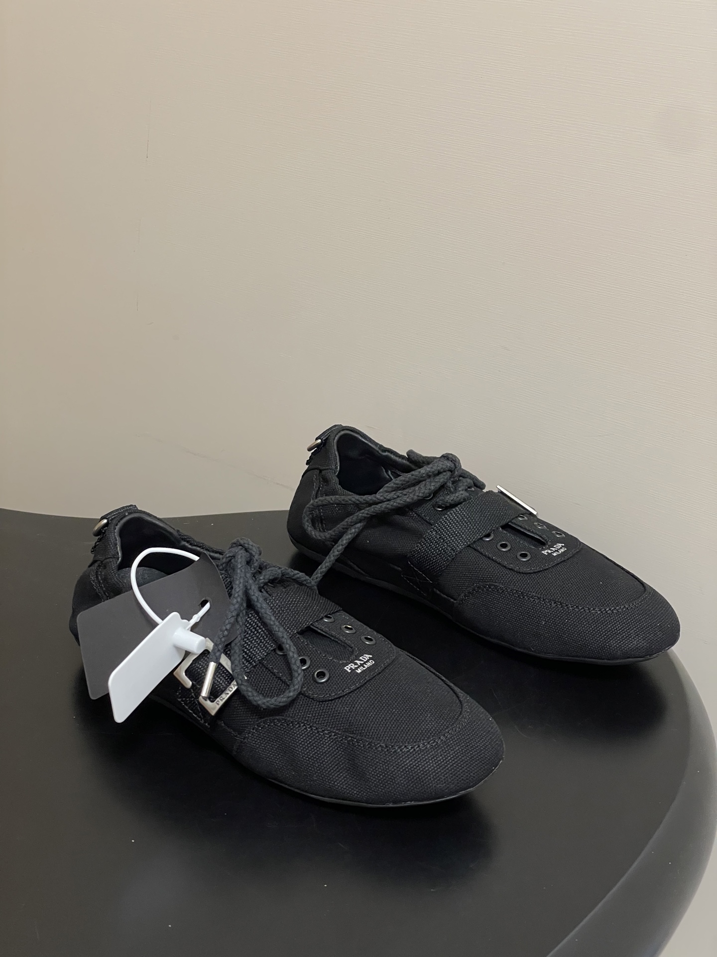 NO:721992,- 26Ss new spring and summer Prada thin-soled casual shoes, moral training shoes, Forrest shoes, buckle canvas sneakers. This exquisite sneaker has smooth lines, blends sports vitality with minimalist lines, and expresses contemporary charm. Made of canvas, with a lightweight and thin rubber sole, the shoe is decorated with an embossed letter logo. The upper is custom-made military canvas, the lining is sheepskin, and the sole is an open-molded TPU rubber outsole.  Size 35-39 (40.41 customized, non-refundable), casual shoes/sports shoes, prada, prada, sneakers, sheepskin19860909- 26Ss春夏新款Prada普拉达薄底休闲鞋德训鞋阿甘鞋搭扣帆布运动鞋 这款精致的运动鞋线条流畅,将运动活力与极简线条融为一体,表现当代魅力.选用帆布打造,搭配轻便纤薄的橡胶鞋底,鞋口饰有压花字母徽标. 鞋面定制军工帆布 内里垫脚羊皮 鞋底开模TPU橡胶大底 码数35-39（40.41定做不退换）,休闲鞋/运动鞋,prada,prada,sneakers,sheepskin,Women's Shoes