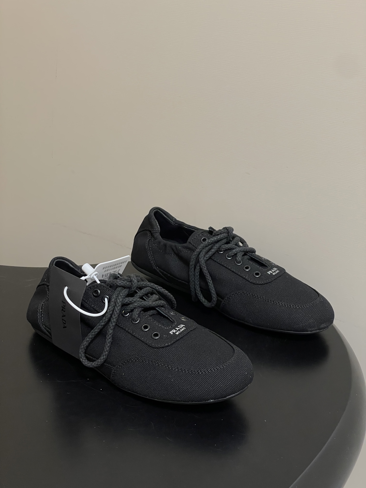 NO:721997,- 26Ss new spring and summer Prada thin-soled casual shoes, Forrest Gump shoes, lace-up canvas sneakers. This exquisite sneaker has smooth lines, blends sports vitality with minimalist lines, and expresses contemporary charm. Made of canvas, with a lightweight and thin rubber sole, the shoe is decorated with an embossed letter logo. The upper is custom-made military canvas, the lining is sheepskin, and the sole is an open-molded TPU rubber outsole.  Size 35-39 (40.41 customized, non-refundable), casual shoes/sports shoes, prada, prada, sneakers, sheepskin19860909- 26Ss春夏新款Prada普拉达薄底休闲鞋德训鞋阿甘鞋系带帆布运动鞋 这款精致的运动鞋线条流畅,将运动活力与极简线条融为一体,表现当代魅力.选用帆布打造,搭配轻便纤薄的橡胶鞋底,鞋口饰有压花字母徽标. 鞋面定制军工帆布 内里垫脚羊皮 鞋底开模TPU橡胶大底 码数35-39（40.41定做不退换）,休闲鞋/运动鞋,prada,prada,sneakers,sheepskin,Women's Shoes