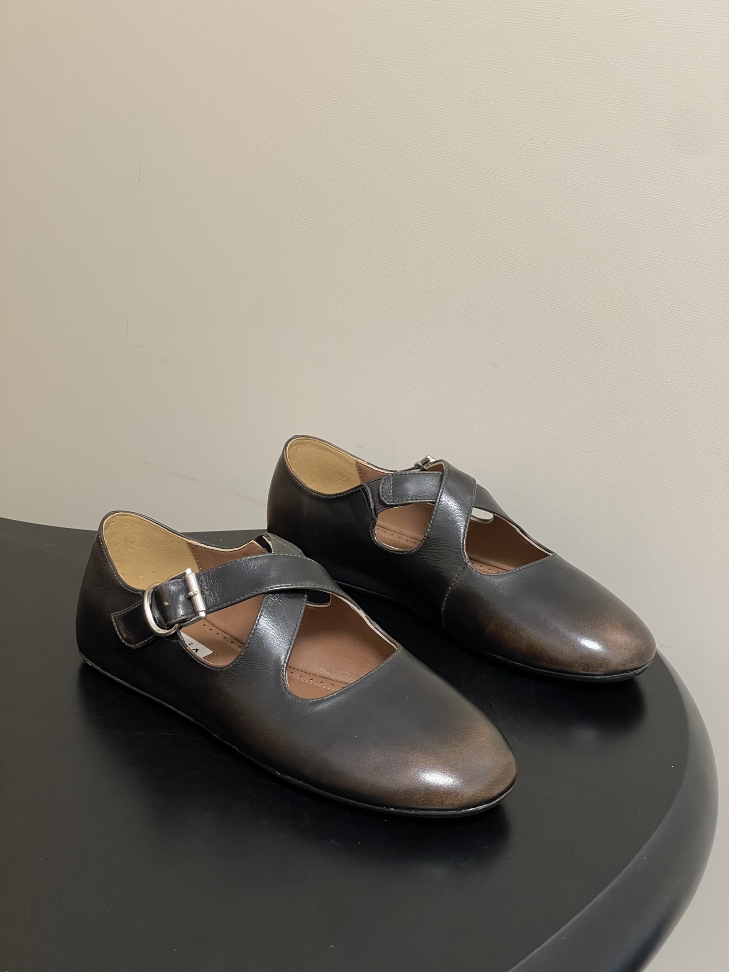 NO:724922,-Belt box 20 order notes (default ordinary box) 26ss spring and summer new ALAIA Alaia cross-strap suede ballet shoes retro rivet Mary Jane shoes round bead buckle flat shoes This iconic Alaia flat ballet shoe draws design inspiration from classic Japanese shoes; the upper is decorated with cross-buckle straps, round toe shape, and rubber soles, bringing a soft and comfortable wearing experience; made of suede calfskin, decorated with metal eyelets, elegant and fashionable.  The upper is custom-made polished cowhide/fine sheepskin, the lining is sheepskin, the sole is original molded rubber outsole, size 35-39 (40.41.42, custom-made, non-refundable), ballet shoes, alaia, mary jane, cowhide, sheepskin, sheep.19860909-皮带盒20下单备注（默认普通盒） 26ss春夏新款ALAIA阿莱亚 交叉饰带绒面革芭蕾舞鞋复古铆钉玛丽珍鞋圆珠饰扣平底单鞋 该款标志性Alaia平底芭蕾舞鞋,自经典日式鞋履汲取设计灵感；鞋面饰以交叉带扣饰带,圆头造型,搭配橡胶鞋底,带来柔软舒适的穿着体验；由绒面小牛皮制成,饰以金属孔眼,优雅时尚. 鞋面定制擦色牛皮/细腻羊猄皮 内里垫脚羊皮 鞋底原版开模橡胶大底 码数35-39（40.41.42 定做不退换）,芭蕾舞鞋,alaia,mary jane,cowhide,sheepskin,sheep,Women's Shoes