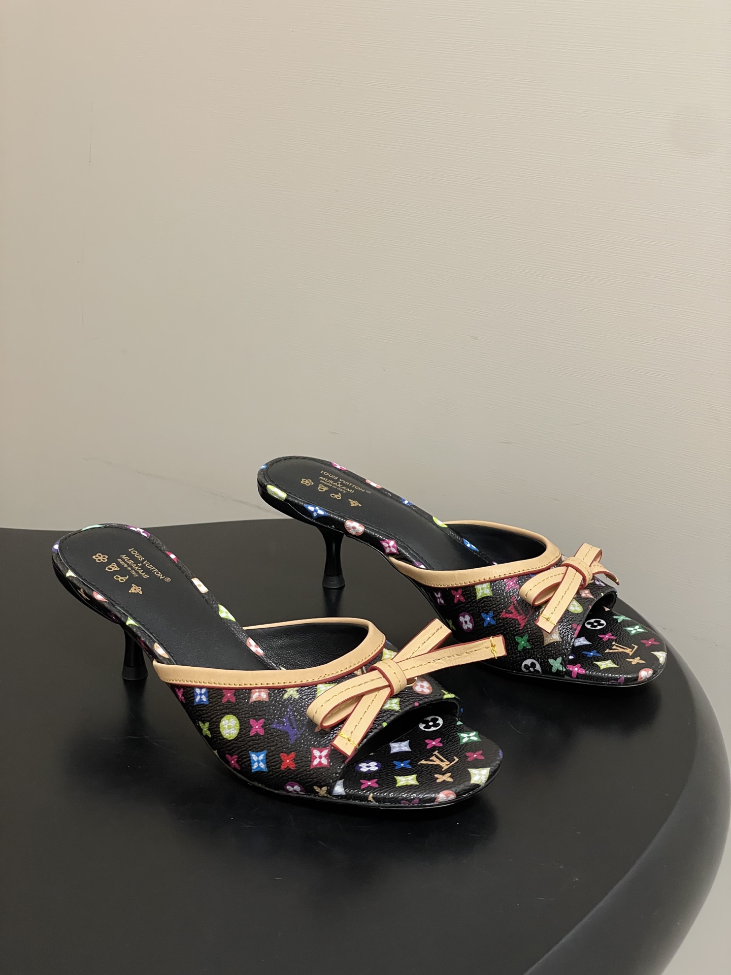 NO:749405,- 26Ss spring and summer new Louis vuiteeon LV  The fabric is custom-made old flower leather, the lining is sheepskin, the sole is Italian leather outsole, the heel height is 5.5cm, the size is 35-39 (40.41.42 is customized and non-refundable), high heels and slippers, louis vuitton, louis vuitton, louis vuitton, high heels, slippers, cowhide, sheepskin, Leather soles19860909- 26Ss春夏新款Louis vuiteeon LV X TM 6AM凉拖三彩系列小猫跟蝴蝶结凉拖鞋 小红书爆款小猫跟经典老花蝴蝶结拖鞋 路易威登×村上隆白彩联名全幅Monogram图案浸染彩虹色调,娓娓道出日本艺术家村上隆的标志性笔触.便鞋构型融入优雅小猫跟,饰钉牛皮革带再添摩登风范. 面料定制老花皮 内里垫脚羊皮 鞋底意大利真皮大底 跟高5.5cm 码数35-39（40.41.42定做不退换）,高跟鞋拖鞋,louis vuitton,louis vuitton,louis vuitton,high heels,slippers,cowhide,sheepskin,Leather soles,Women's Shoes