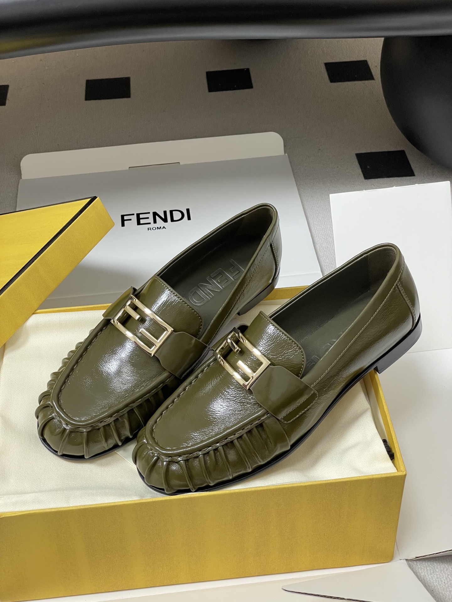 -莞产（配高档飞机盒✈️）2026春夏新款FENDI芬迪 Baguette乐福鞋FF扣褶皱圆头老钱风乐福