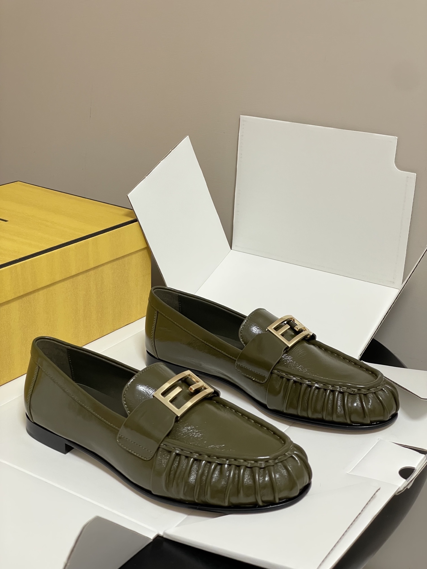 -莞产（配高档飞机盒✈️）2026春夏新款FENDI芬迪 Baguette乐福鞋FF扣褶皱圆头老钱风乐福