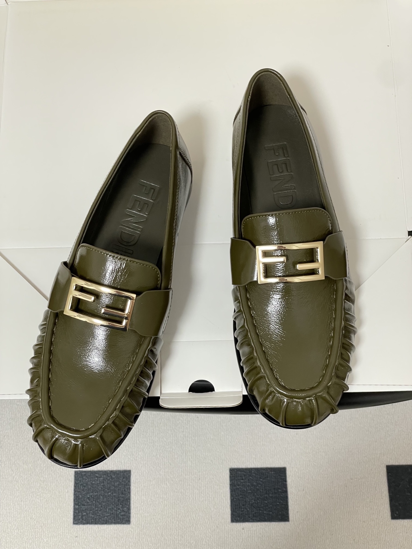 -莞产（配高档飞机盒✈️）2026春夏新款FENDI芬迪 Baguette乐福鞋FF扣褶皱圆头老钱风乐福