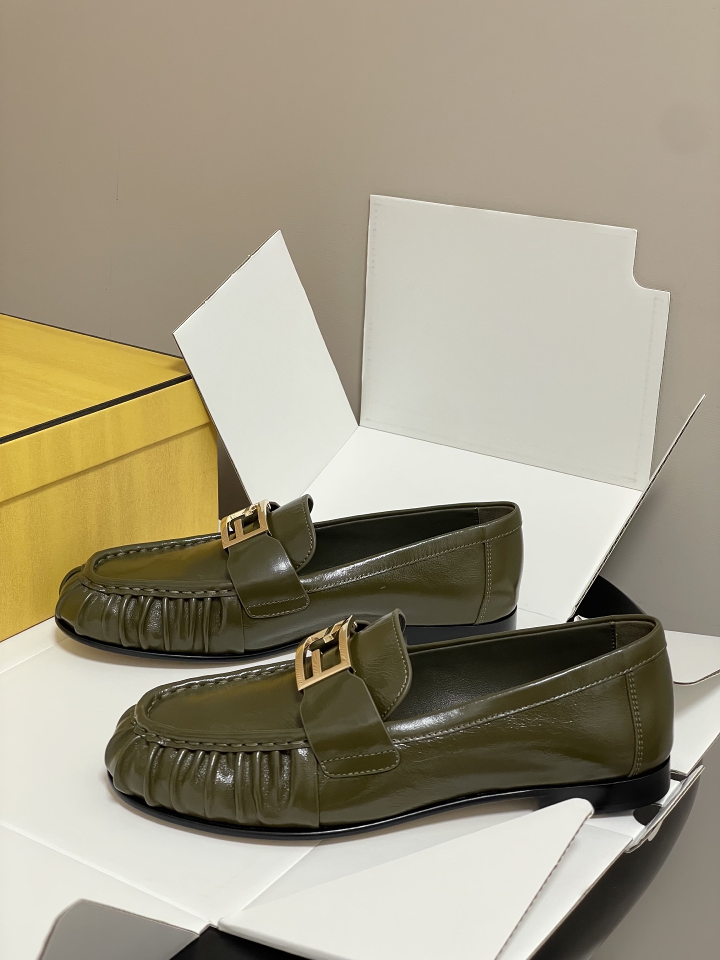 -莞产（配高档飞机盒✈️）2026春夏新款FENDI芬迪 Baguette乐福鞋FF扣褶皱圆头老钱风乐福