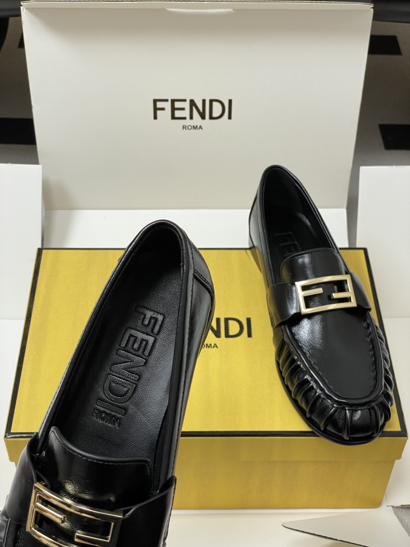 -莞产（配高档飞机盒✈️）2026春夏新款FENDI芬迪 Baguette乐福鞋FF扣褶皱圆头老钱风乐福