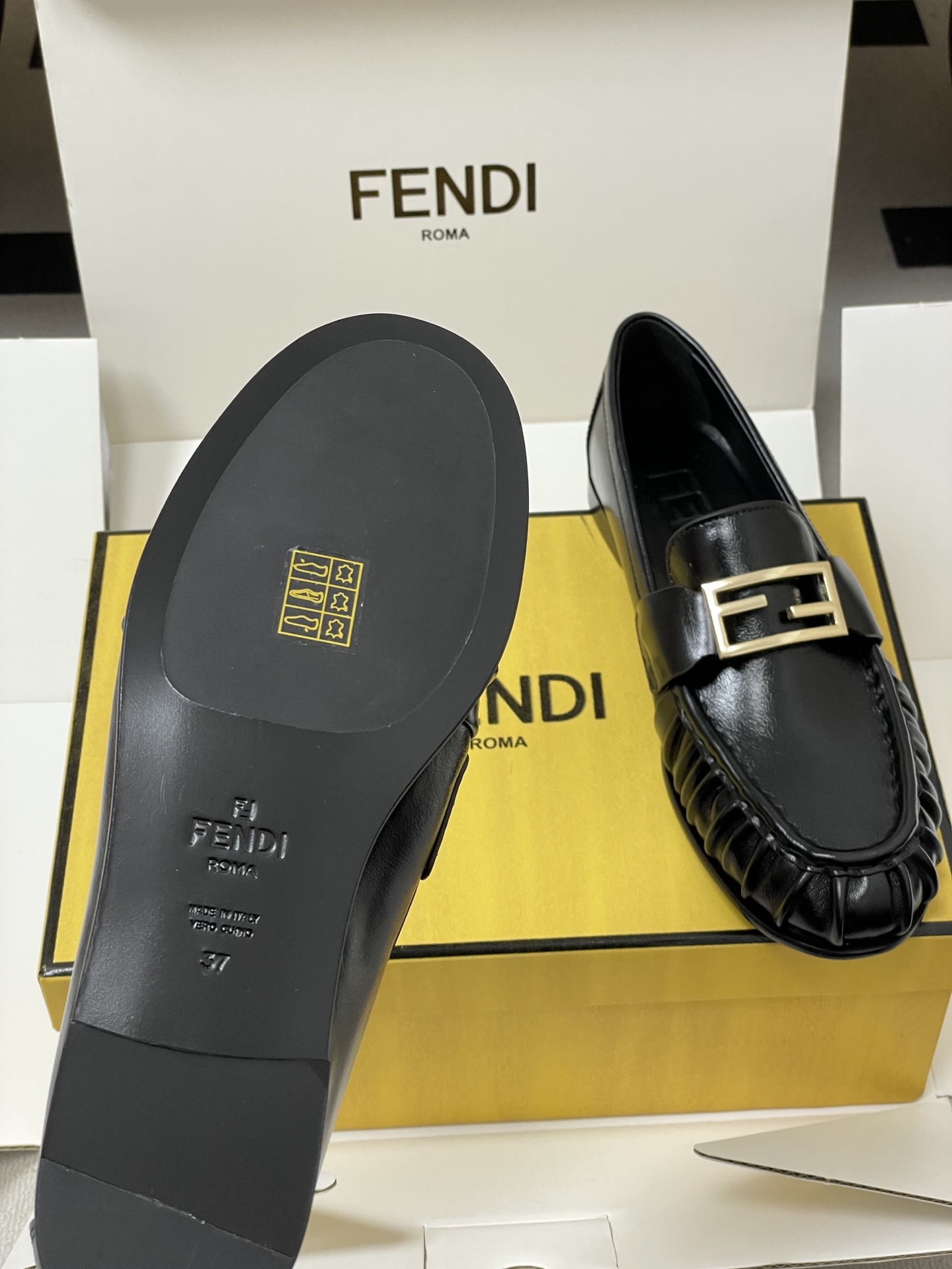 -莞产（配高档飞机盒✈️）2026春夏新款FENDI芬迪 Baguette乐福鞋FF扣褶皱圆头老钱风乐福