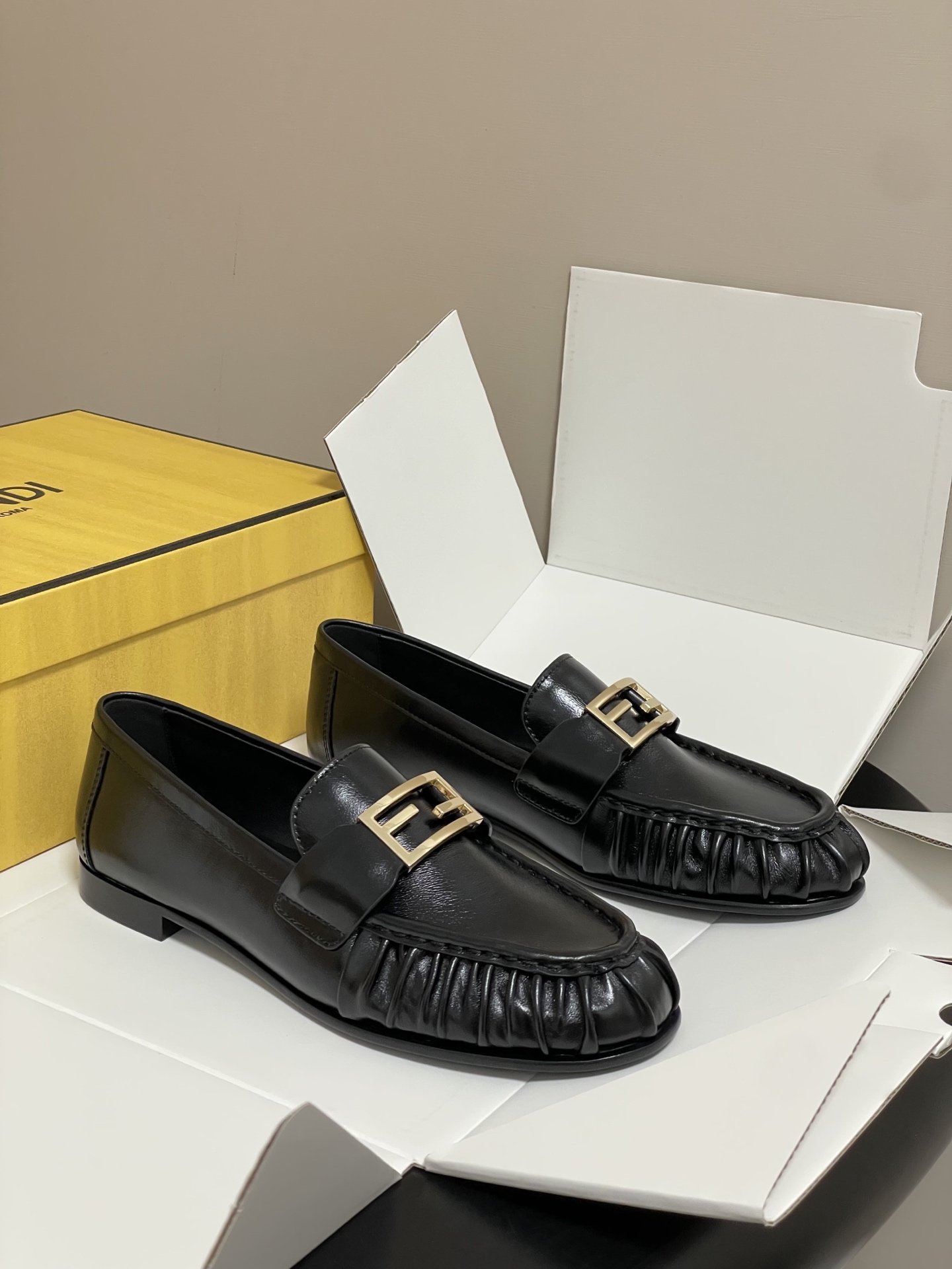 -莞产（配高档飞机盒✈️）2026春夏新款FENDI芬迪 Baguette乐福鞋FF扣褶皱圆头老钱风乐福