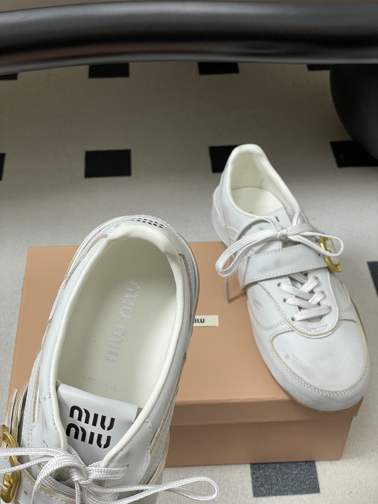 -Miu Miu 26ss 缪缪春夏新款MiuGymnasium金属搭扣皮革运动鞋复古德训鞋薄底休闲鞋在