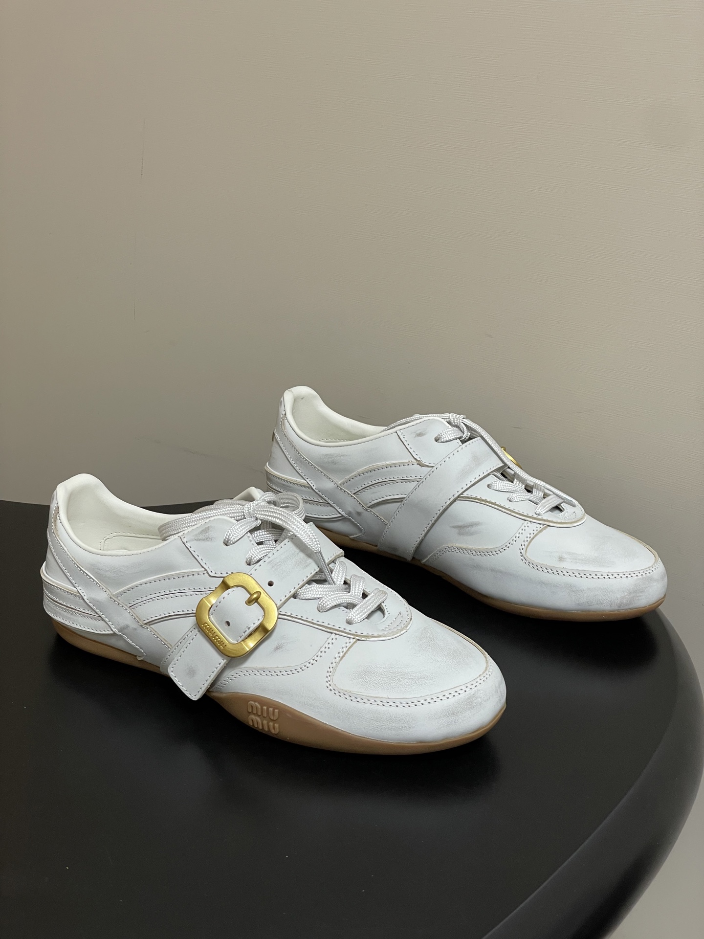 NO:749395,- Miu Miu 26ss Miu Miu spring and summer new Miu Gymnasium metal buckle leather sneakers retro moral training shoes thin-soled casual shoes The iconic buckle unveiled at the fashion show forms an interesting contrast with the sports style of the Gymnasium sneakers, adding a retro flavor and highlighting the mixed style of these shoes. Based on the classic retro shoe shape, textured leather outlines smooth lines. The retro profile metal buckle and shoelace design are cleverly integrated to break the rules and inject an uninhibited soul into the whole.  Every step takes a casual and fashionable attitude. It collides with the concept of love at the moment and conveys modern style~ It looks good no matter how you wear it. This summer’s fashionista’s favorite!  The upper foot is super comfortable. The upper is imported polished cowhide. The inner lining is sheepskin. The sole is original molded rubber outsole. Size 35-39 (40.41 custom-made and non-returnable), single shoes, miumiu, sneakers, cowhide, sheepskin19860909- Miu Miu 26ss 缪缪春夏新款MiuGymnasium金属搭扣皮革运动鞋复古德训鞋薄底休闲鞋 在时装秀上亮相的标志性搭扣与Gymnasium运动鞋的运动风格形成趣味对比,增添复古气息,凸显这些鞋履的混搭风格. 以经典复古鞋型为蓝本 质感皮革勾勒流畅线条 复古轮廓金属扣与鞋带设计巧妙融合 打破常规 为整体注入不羁灵魂 每一步都踏出随性又时髦的态度.与此刻挚爱的概念,多元对撞,传达现代风格~ 怎么穿都好看今夏时髦精最爱！上脚超级舒服 鞋面进口擦色牛皮 内里垫脚羊皮 鞋底原版开模橡胶大底 码数35-39（40.41定做不退换）,单鞋,miumiu,sneakers,cowhide,sheepskin,Women's Shoes