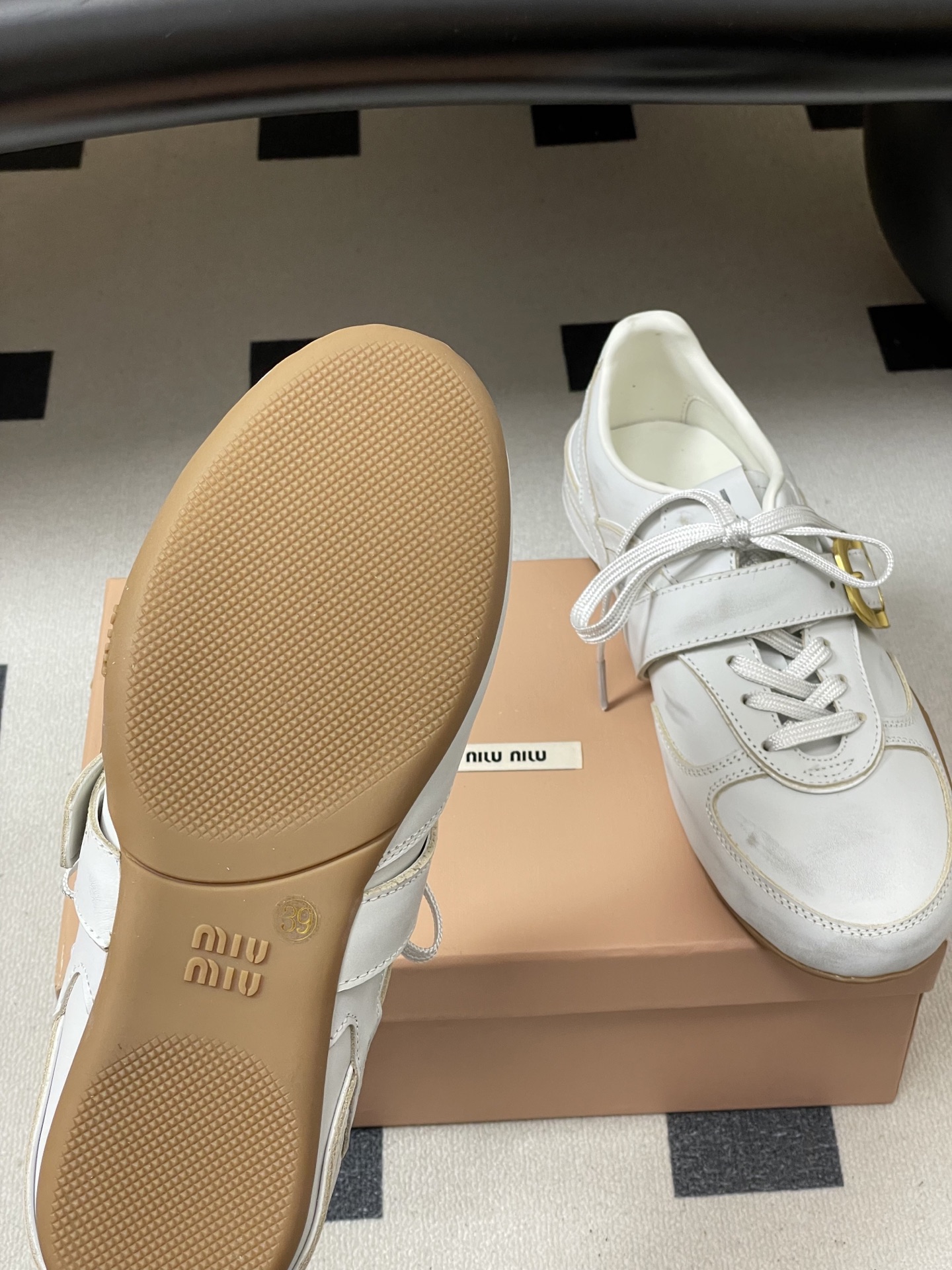 -Miu Miu 26ss 缪缪春夏新款MiuGymnasium金属搭扣皮革运动鞋复古德训鞋薄底休闲鞋在