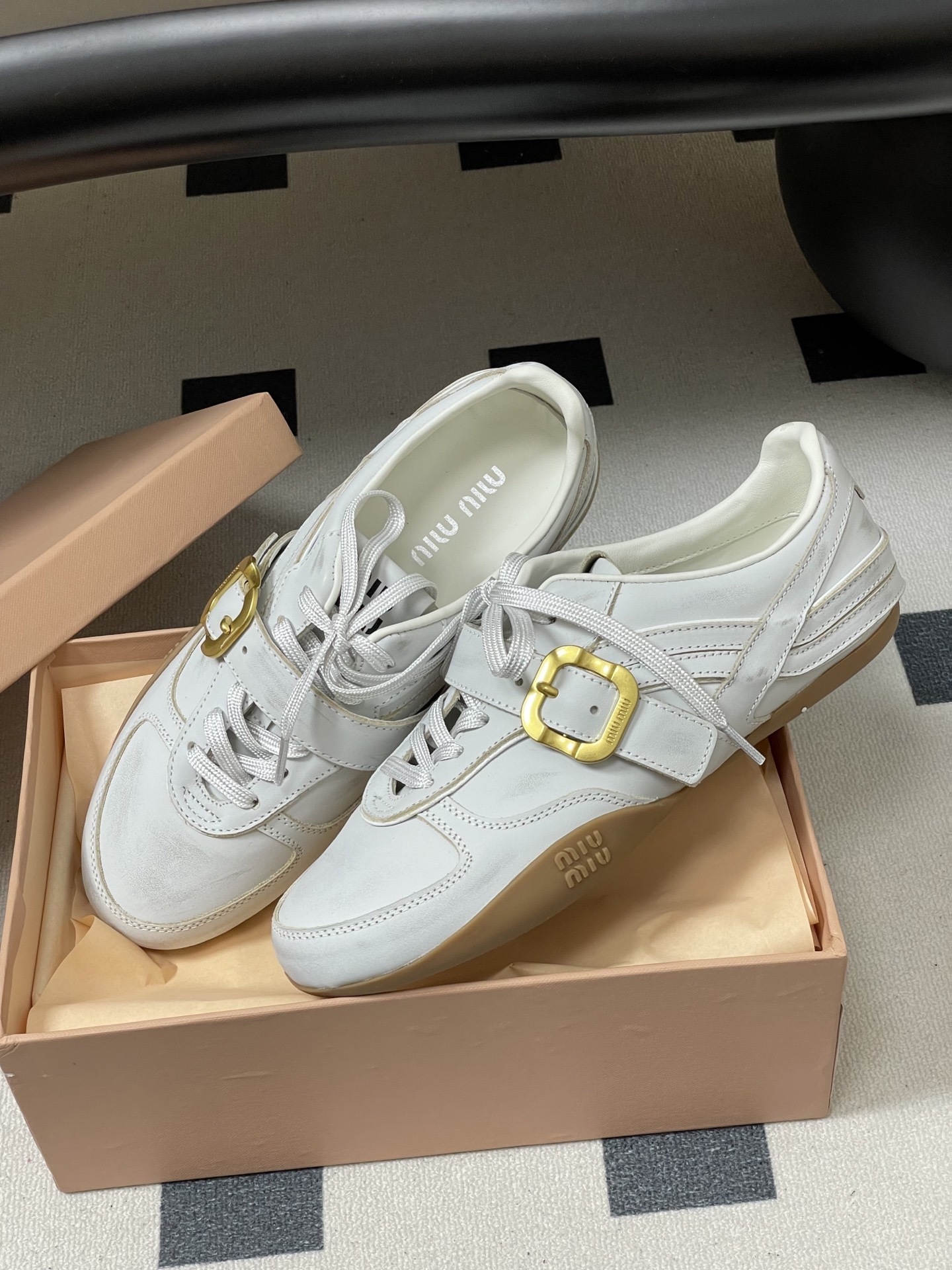 -Miu Miu 26ss 缪缪春夏新款MiuGymnasium金属搭扣皮革运动鞋复古德训鞋薄底休闲鞋在