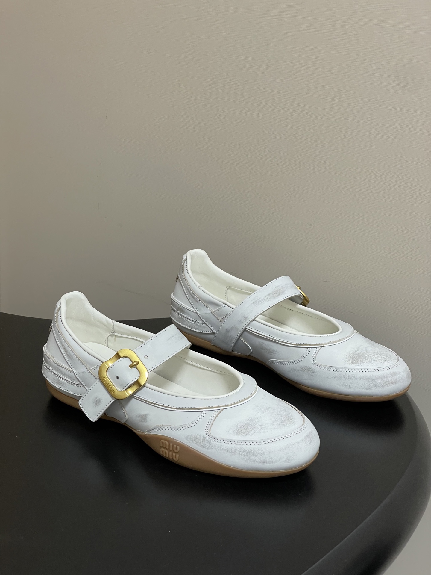 NO:749400,- Miu Miu 26ss Miu Miu spring and summer new MiuGymnasium metal buckle leather Mary Jane shoes retro virtue training shoes thin-soled casual shoes The iconic buckle unveiled at the fashion show forms an interesting contrast with the sports style of Gymnasium ballet flats, adding a retro flavor and highlighting the mix and match spirit of these shoes. Based on the classic retro shoe shape, textured leather outlines smooth lines. The retro outline metal buckle and shoelace design are cleverly integrated to break the rules and inject an uninhibited soul into the whole.  Every step takes a casual and fashionable attitude. It collides with the concept of love at the moment and conveys modern style~ It looks good no matter how you wear it. This summer’s fashionista’s favorite!  The upper foot is super comfortable. The upper is imported polished cowhide. The inner lining is sheepskin. The sole is original molded rubber outsole. Size 35-39 (40.41 custom-made and non-returnable). Single shoes, miumiu, mary jane, flats, cowhide, sheepskin19860909- Miu Miu 26ss 缪缪春夏新款MiuGymnasium金属搭扣皮革玛丽珍鞋复古德训鞋薄底休闲鞋 在时装秀上亮相的标志性搭扣与Gymnasium芭蕾平底鞋的运动风格形成趣味对比,增添复古气息,彰显这些鞋履的混搭精神. 以经典复古鞋型为蓝本 质感皮革勾勒流畅线条 复古轮廓金属扣与鞋带设计巧妙融合 打破常规 为整体注入不羁灵魂 每一步都踏出随性又时髦的态度.与此刻挚爱的概念,多元对撞,传达现代风格~ 怎么穿都好看今夏时髦精最爱！上脚超级舒服 鞋面进口擦色牛皮 内里垫脚羊皮 鞋底原版开模橡胶大底 码数35-39（40.41定做不退换）,单鞋,miumiu,mary jane,flats,cowhide,sheepskin,Women's Shoes