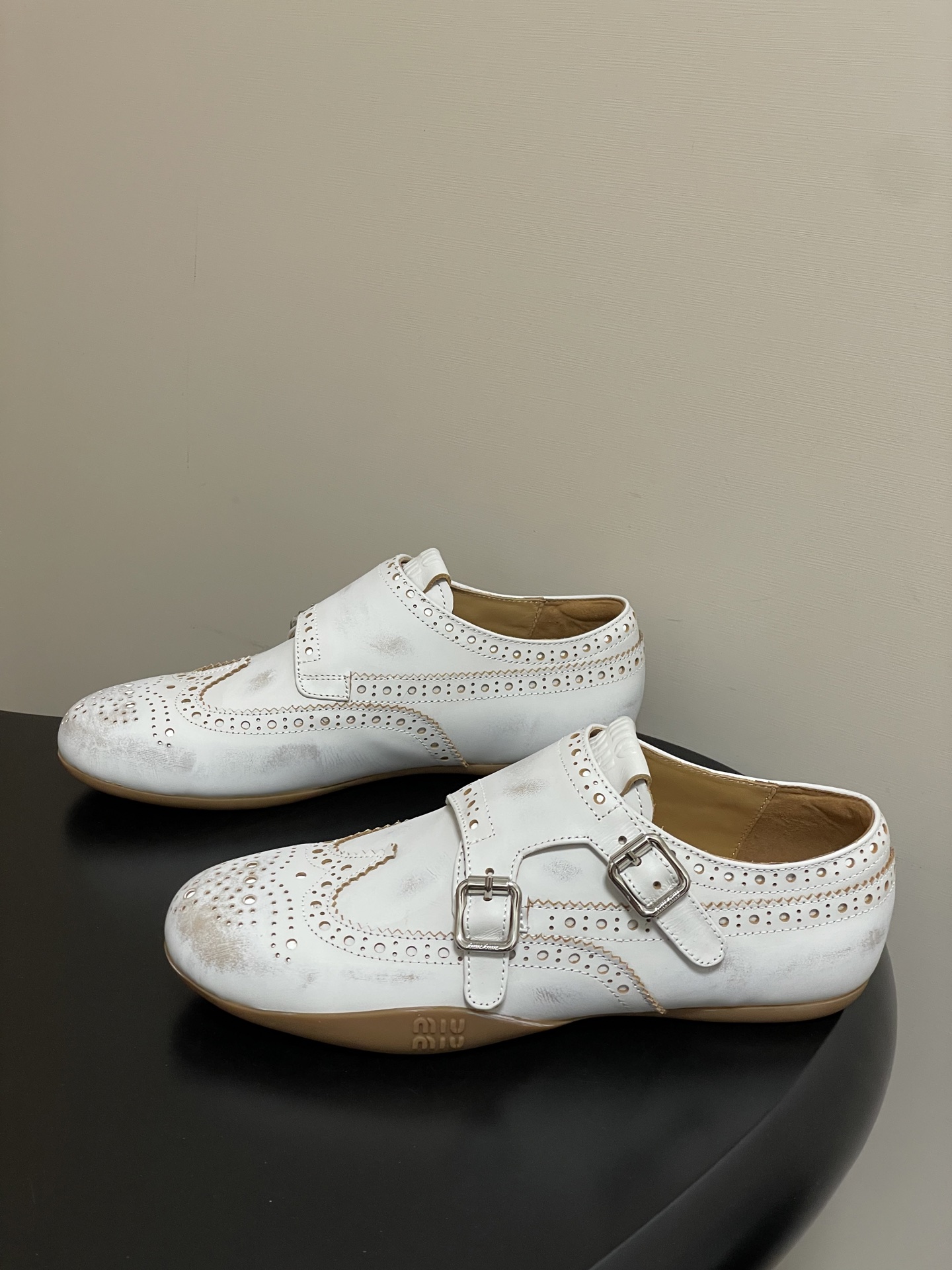 -Miu Miu 26ss 缪缪春夏新款走秀款 布洛克雕花搭扣 玛丽珍款德训鞋 复古休闲运动鞋 以经典复